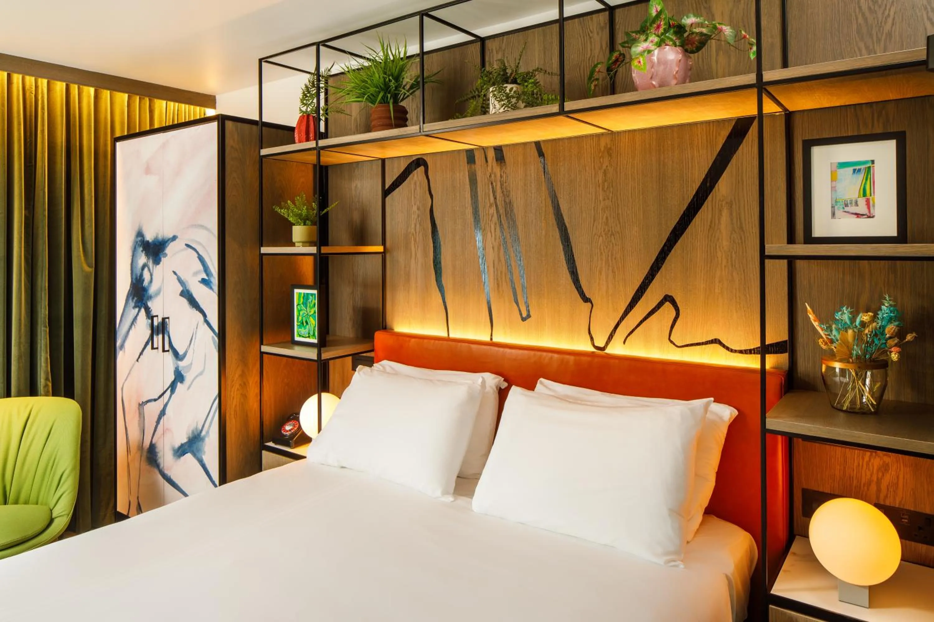 Bed in ibis Styles Edinburgh St Andrew Square