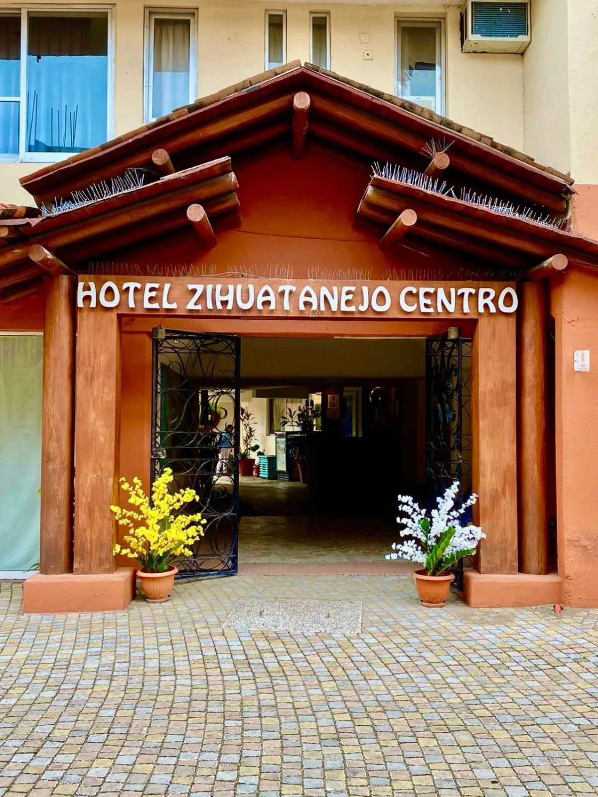 Facade/entrance in Hotel Zihuatanejo Centro