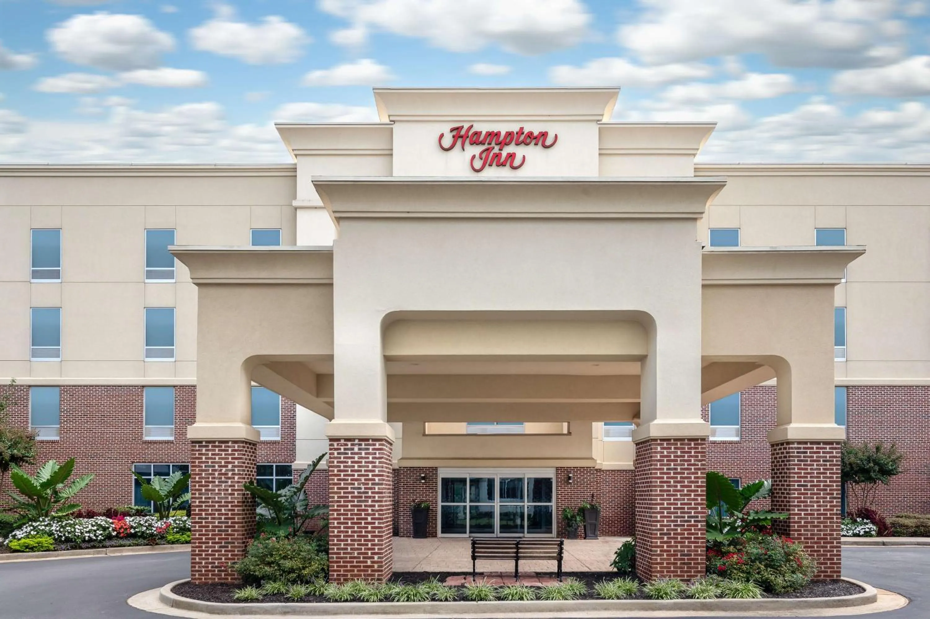 Property building in Hampton Inn Atlanta McDonough
