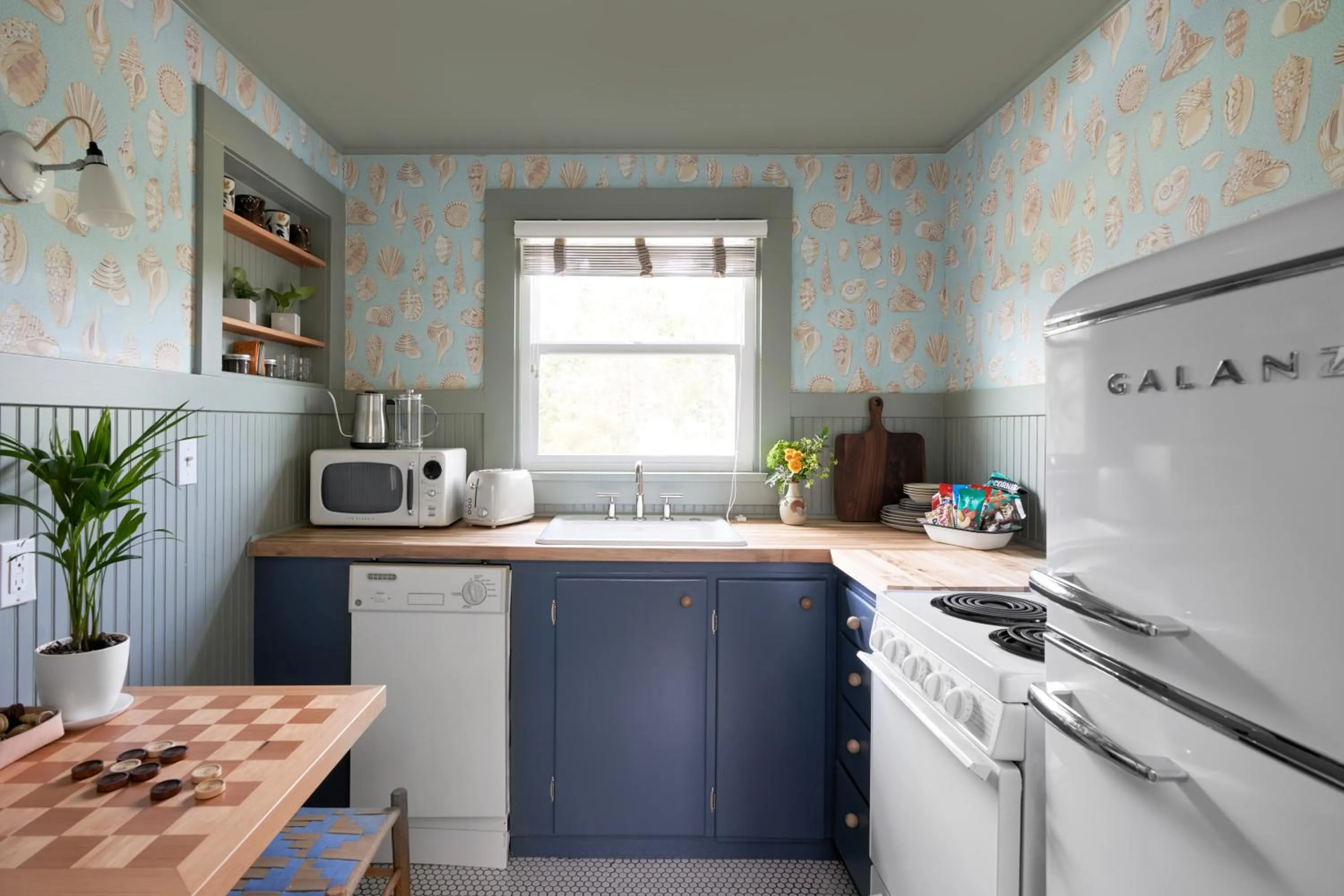 Kitchen or kitchenette in The Drifthaven at Gearhart