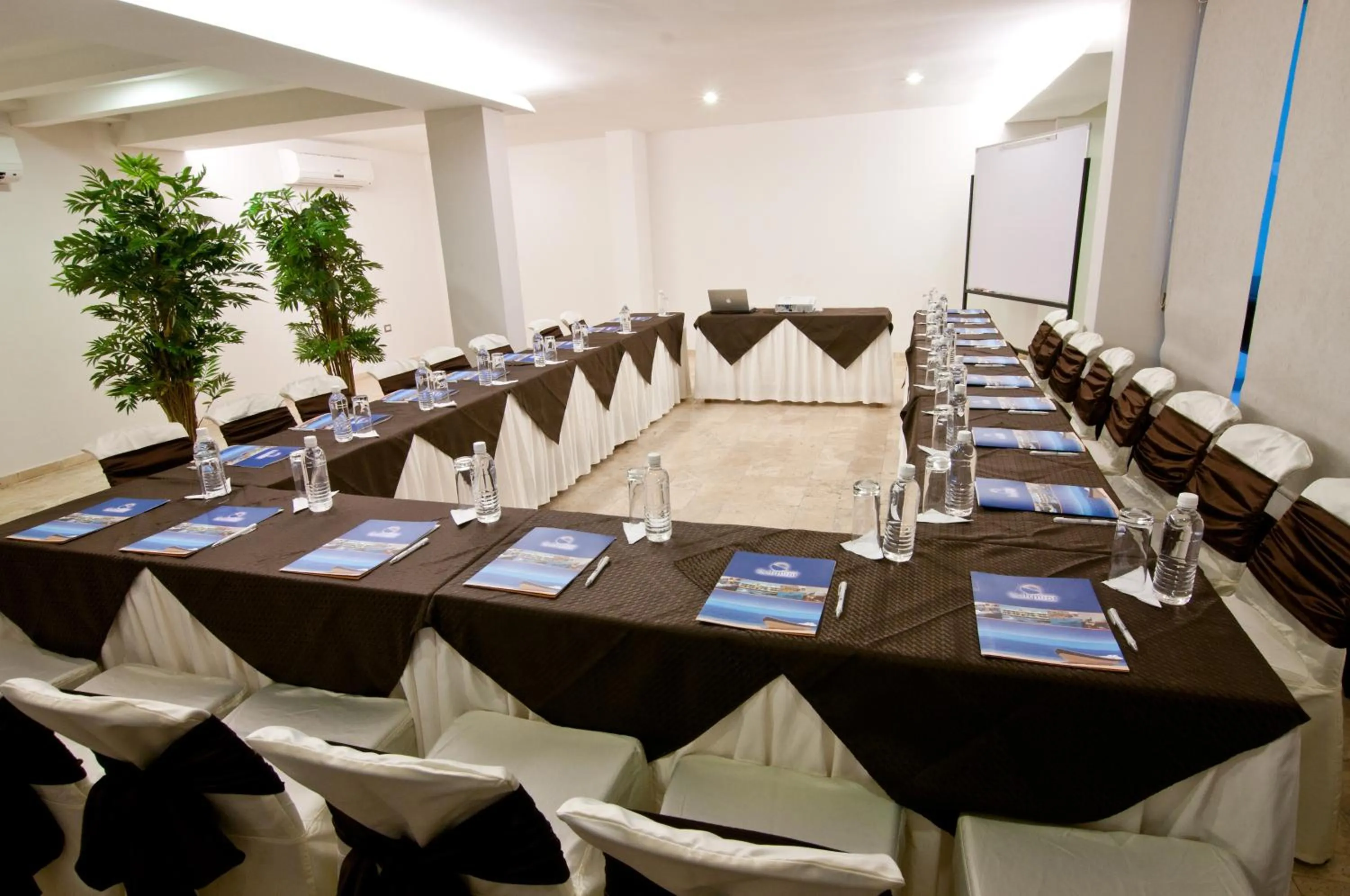 Lounge or bar in Hotel Isla Sol by Solymar