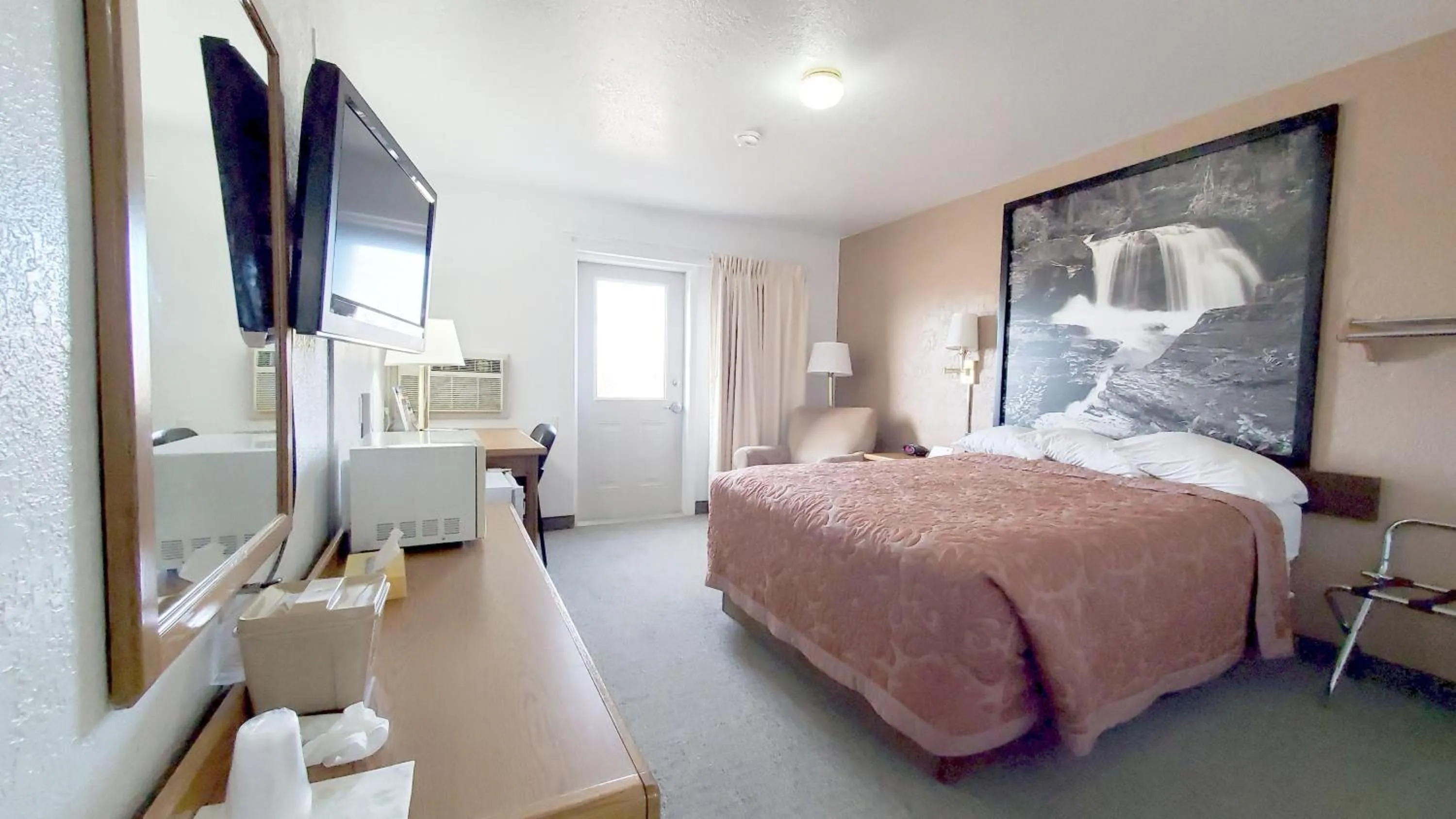 Bed in Super 8 by Wyndham Cut Bank