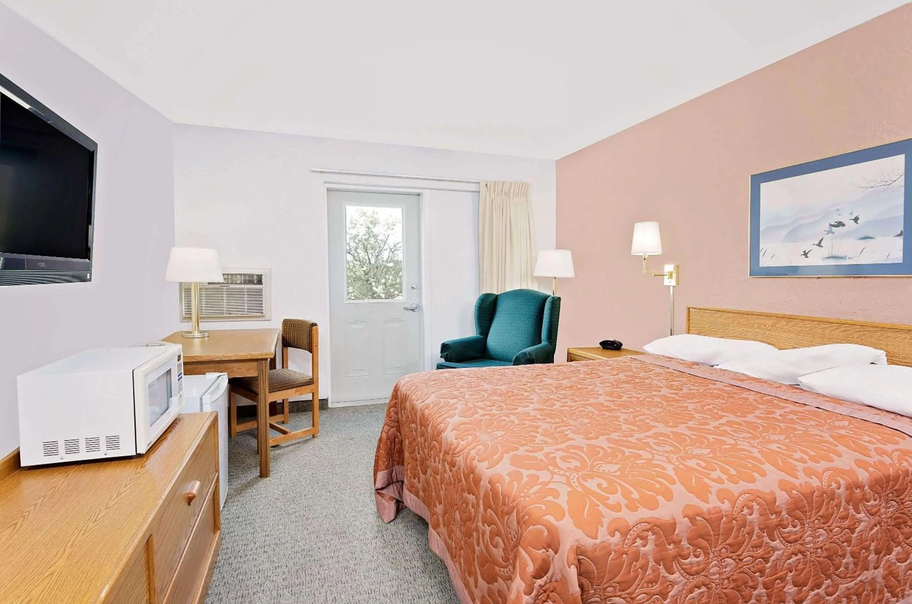 Photo of the whole room, Bed in Super 8 by Wyndham Cut Bank