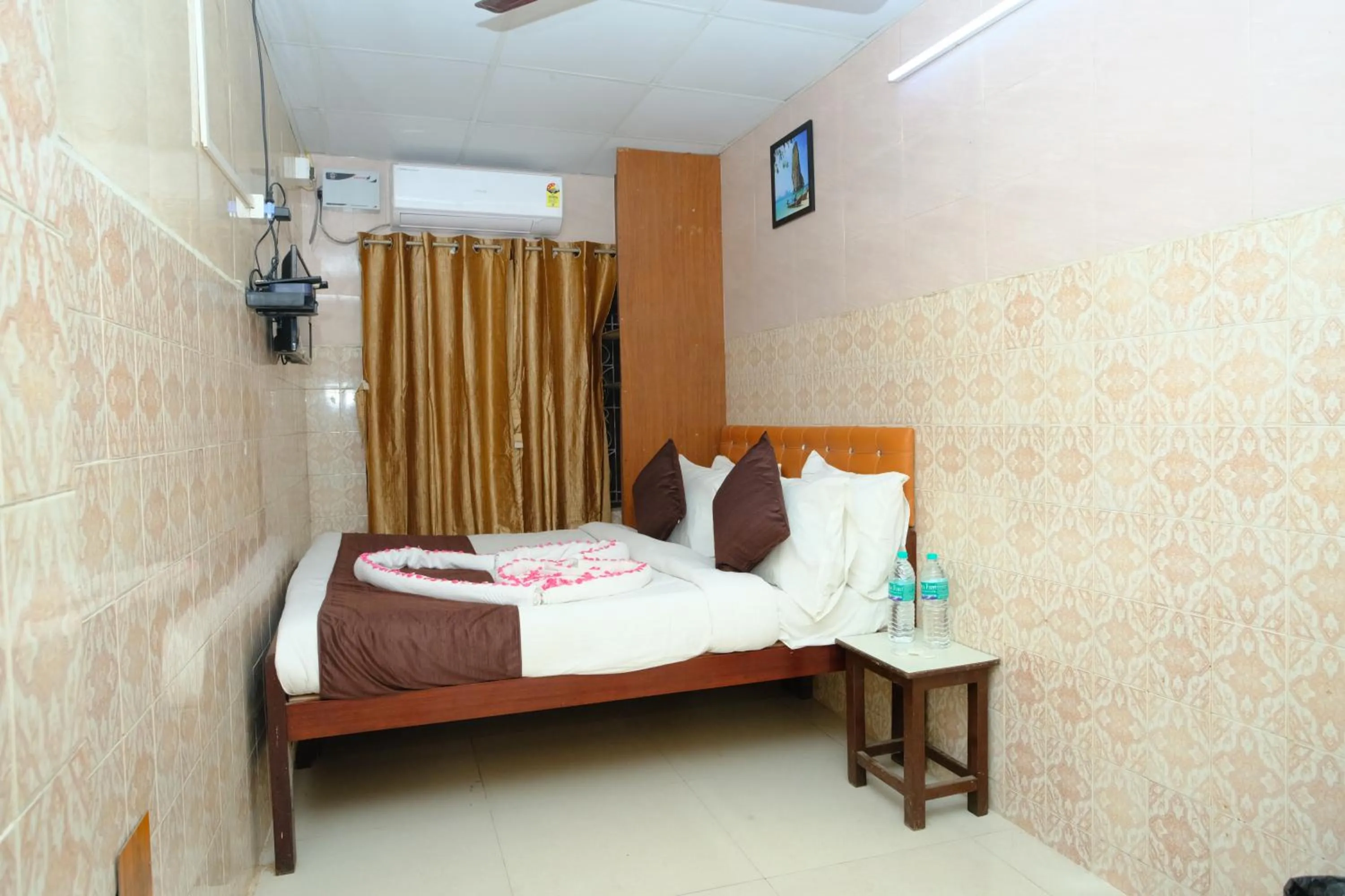Bedroom, Bed in Aum Karthikeya Residency - Near Chennai Railway Station