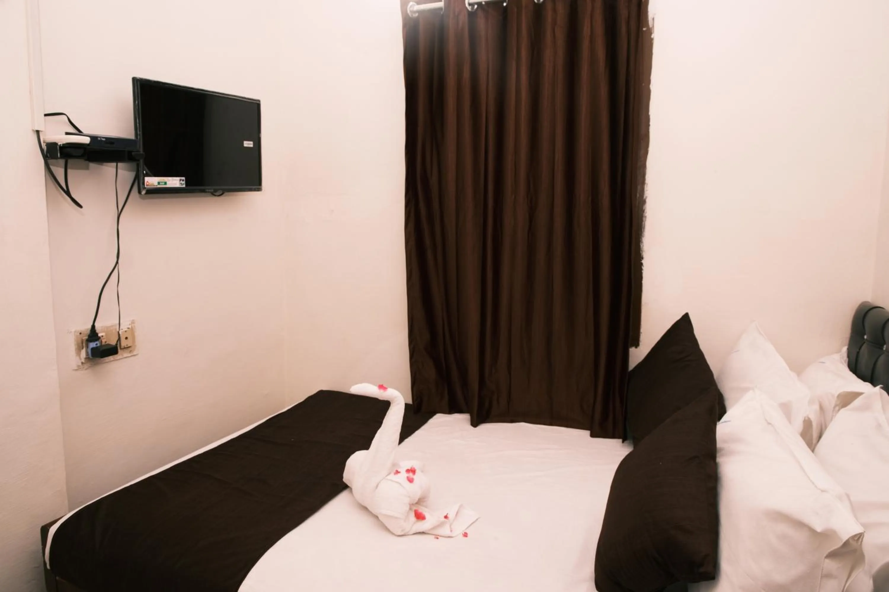 Bedroom, Bed in Aum Karthikeya Residency - Near Chennai Railway Station