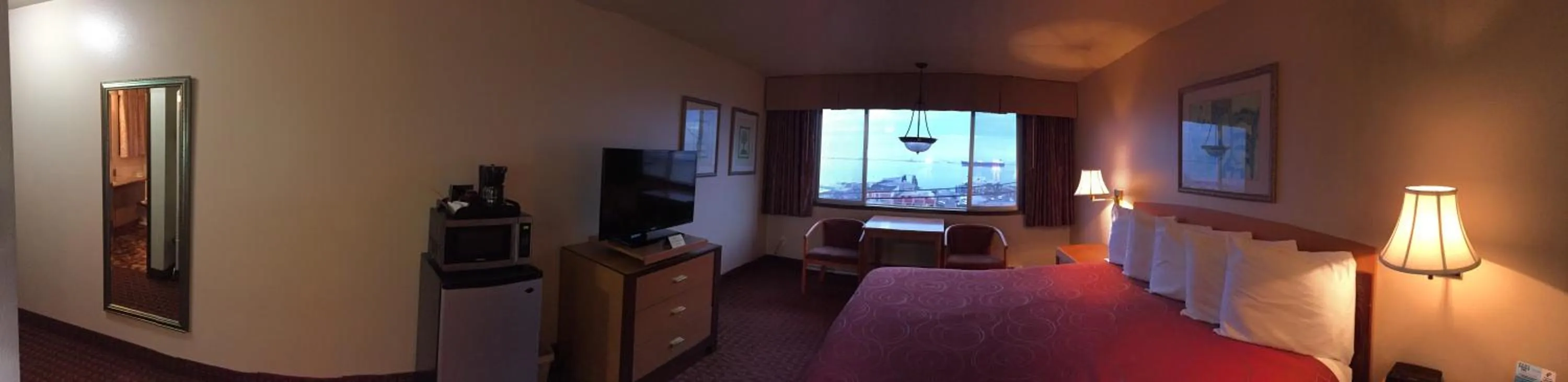 Photo of the whole room, Bed in Port Angeles Inn