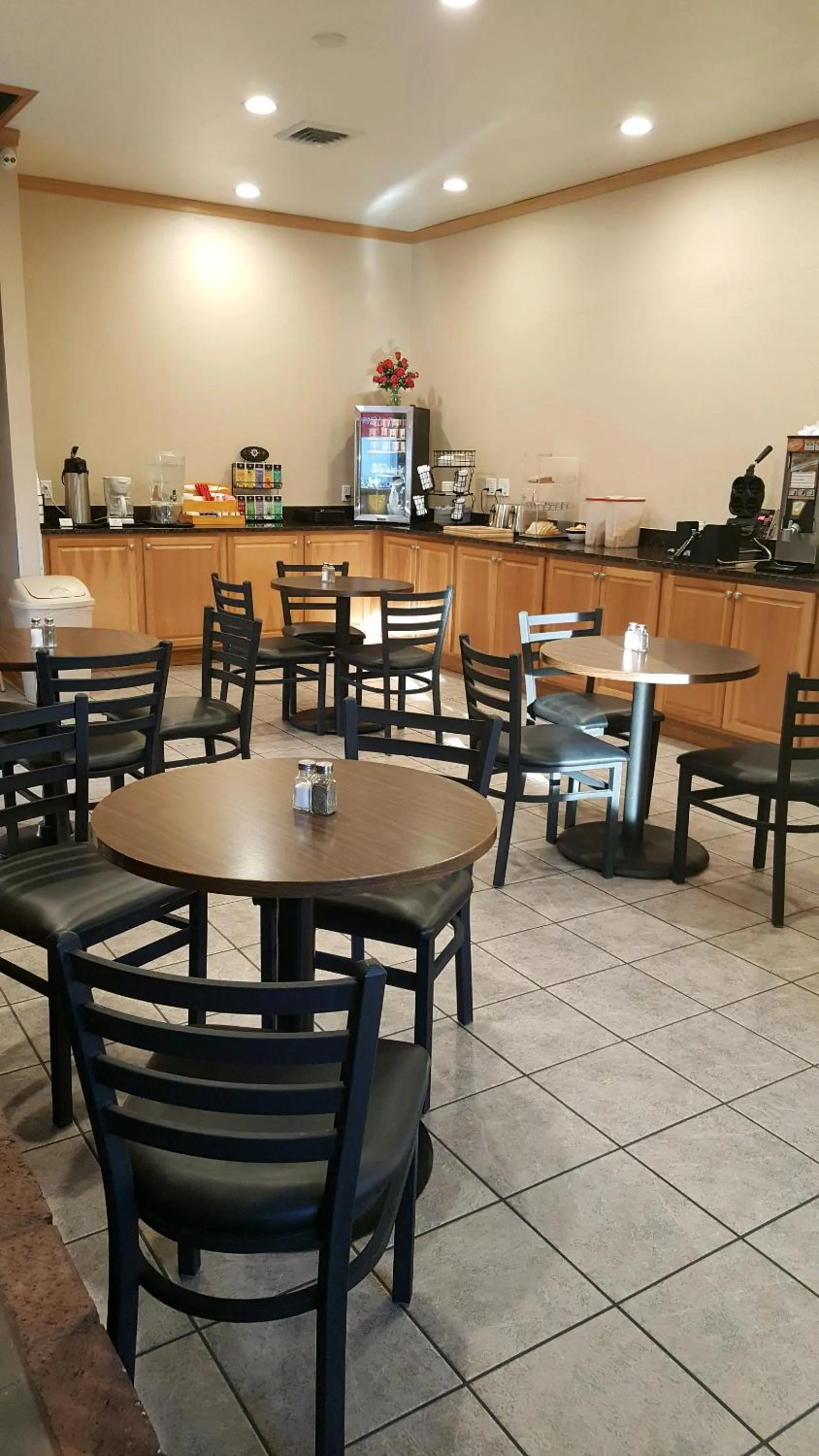 Dining area in Port Angeles Inn