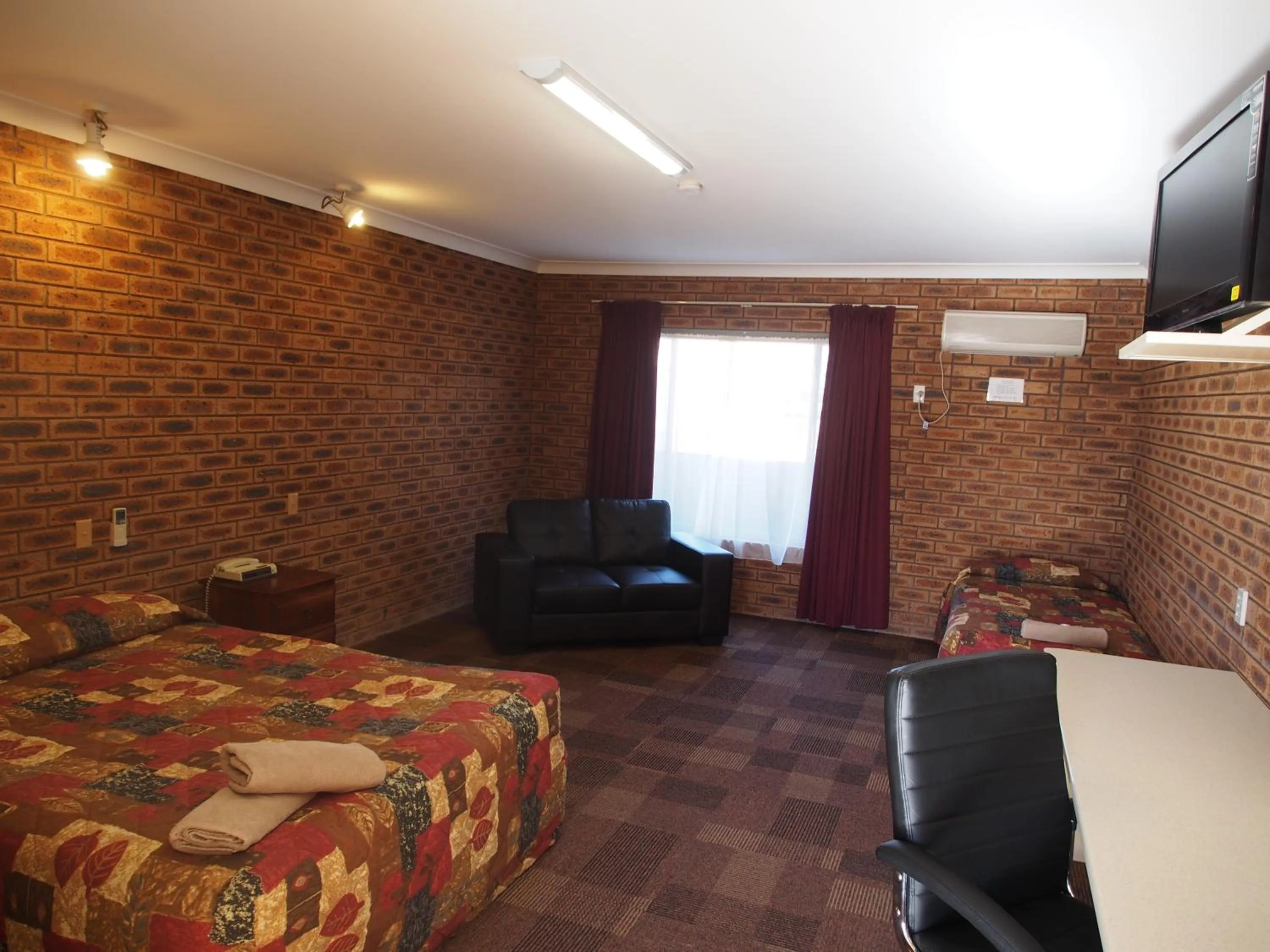 Bed in Cobar Town & Country Motor Inn