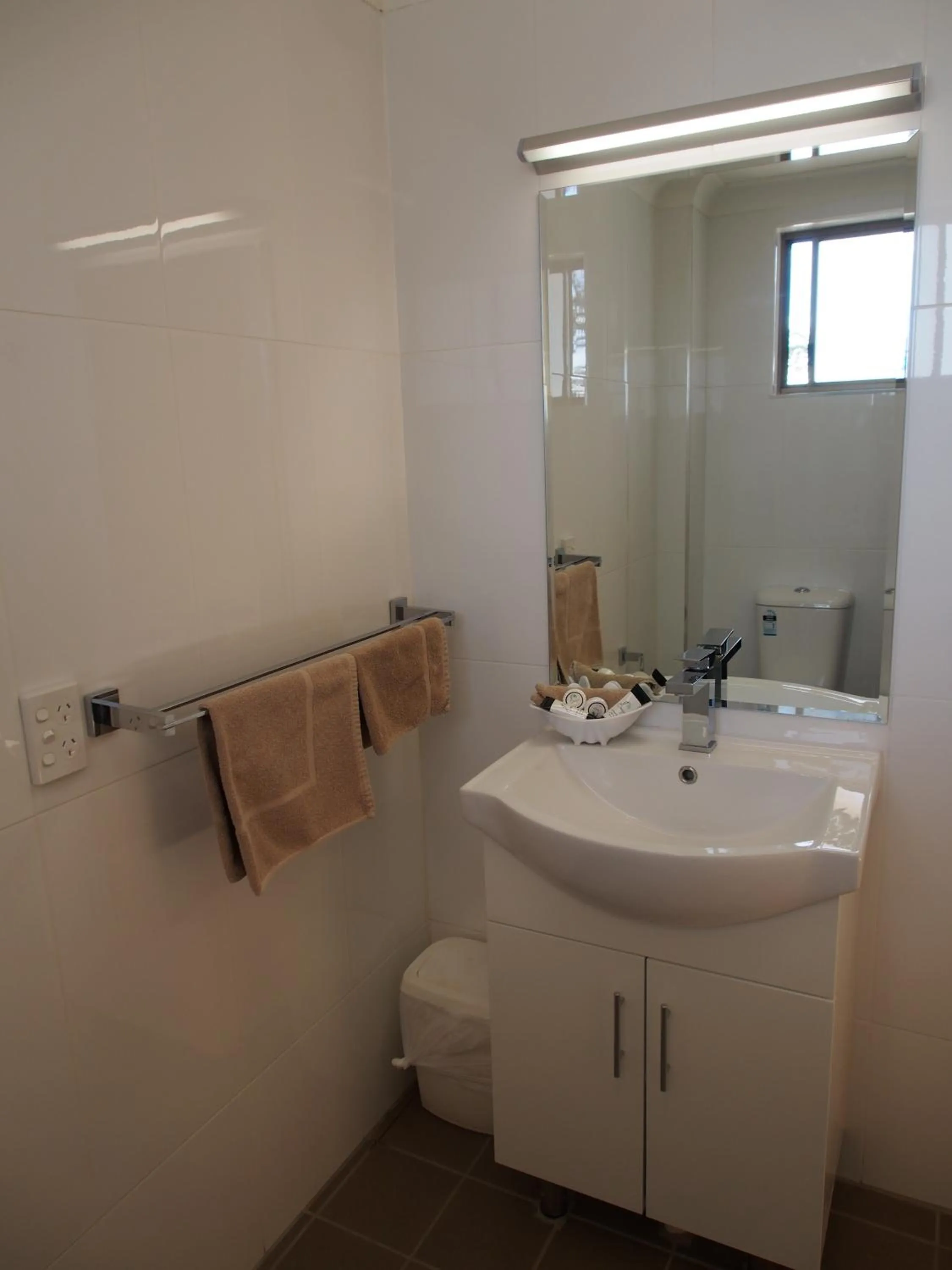 Bathroom in Cobar Town & Country Motor Inn