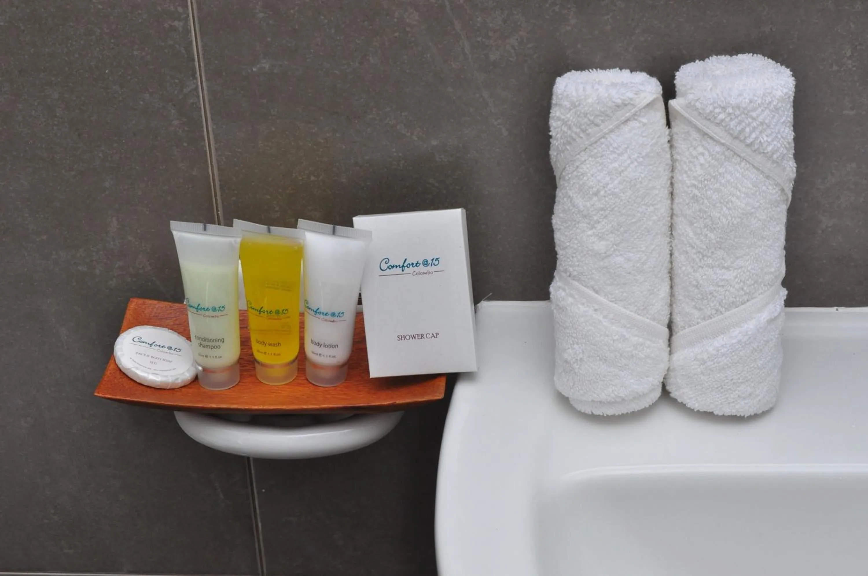 Bathroom in Comfort@15 Hotel Colombo