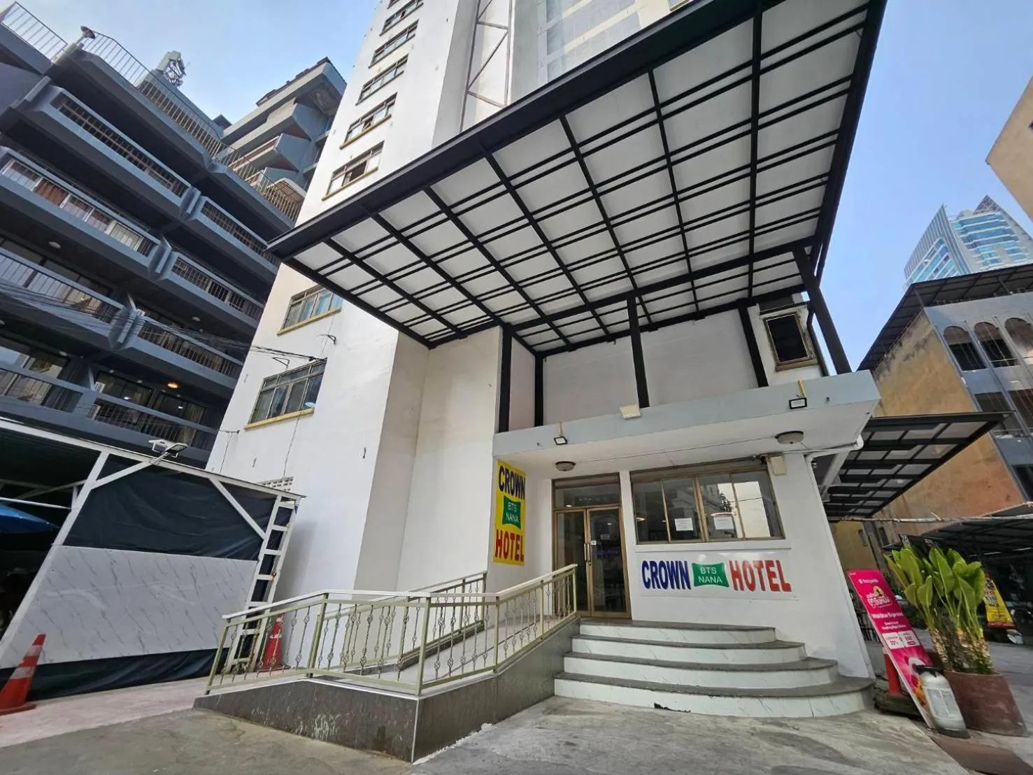 Property building in Crown BTS Nana Hotel