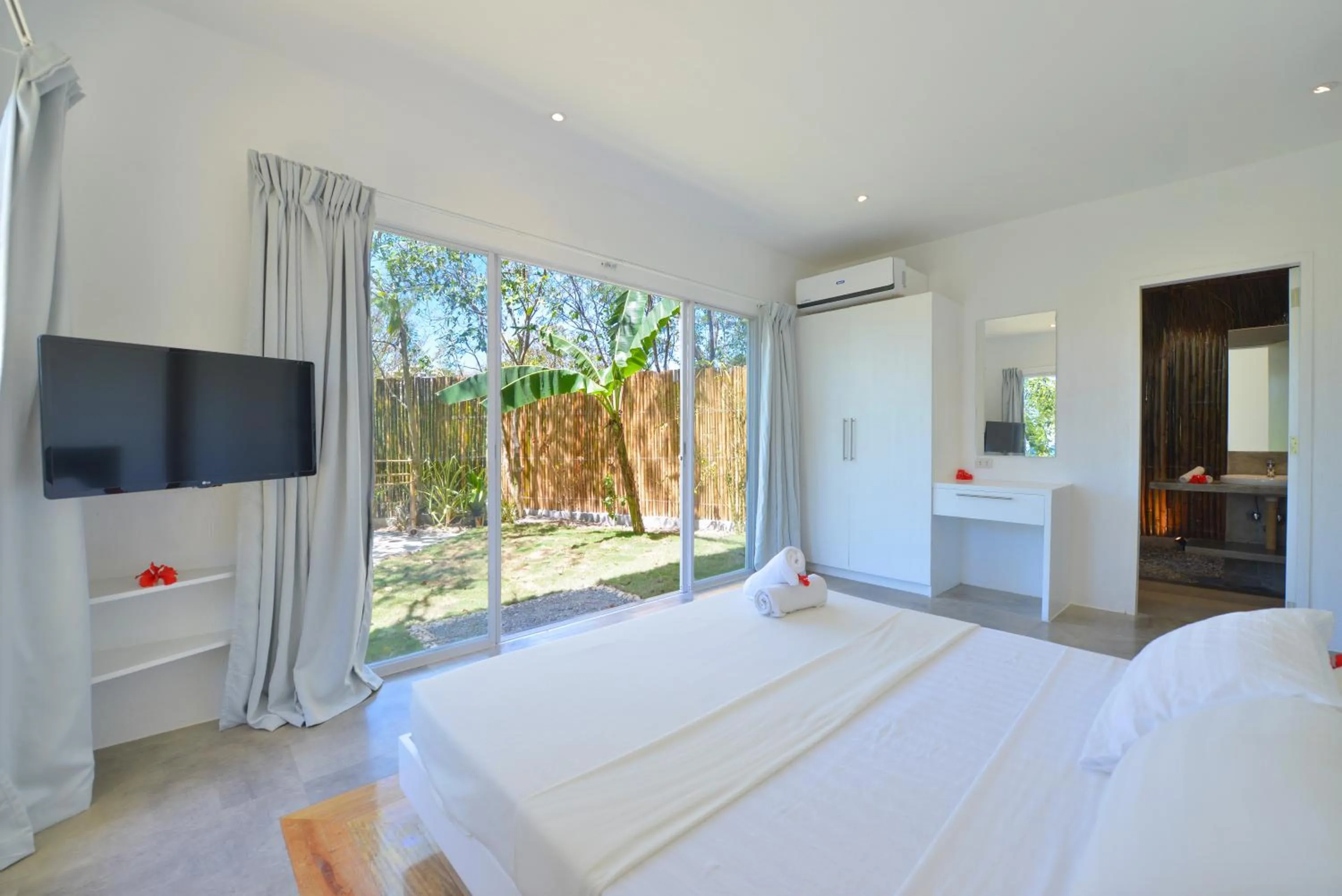 TV and multimedia, Bed in Diniview Villa Resort