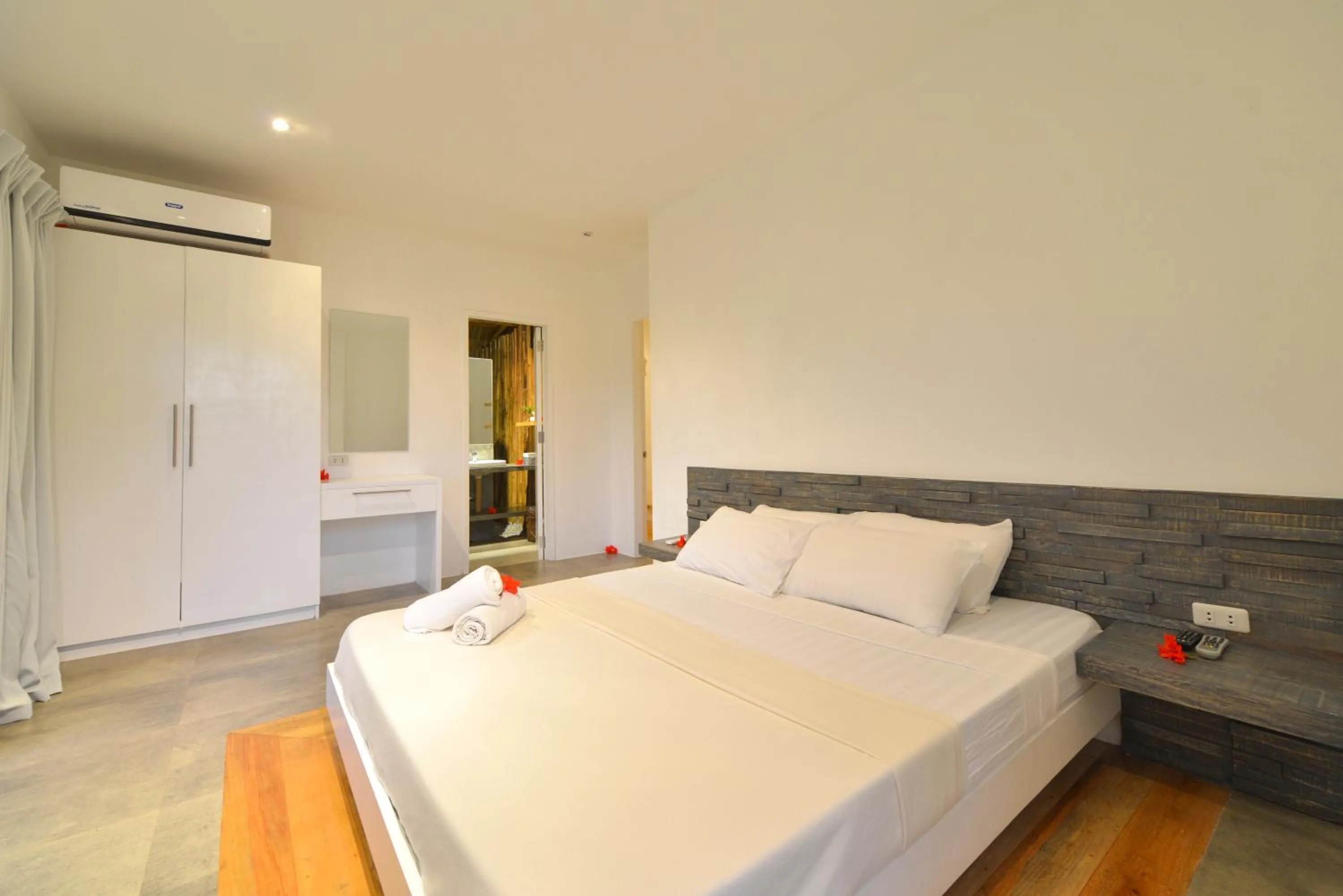 Photo of the whole room, Bed in Diniview Villa Resort