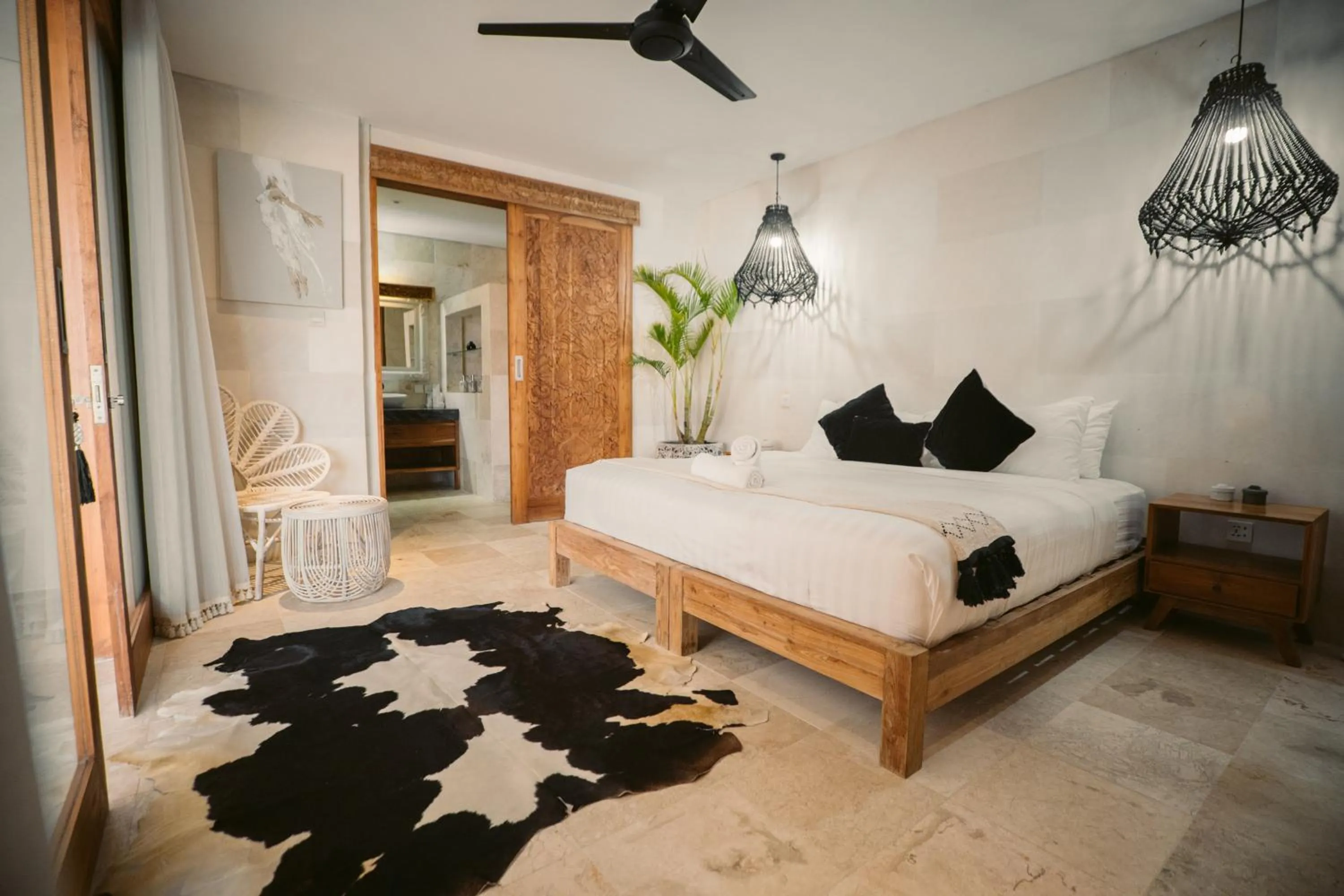 Bed in Aqua Nusa - Luxury Lembongan Villas