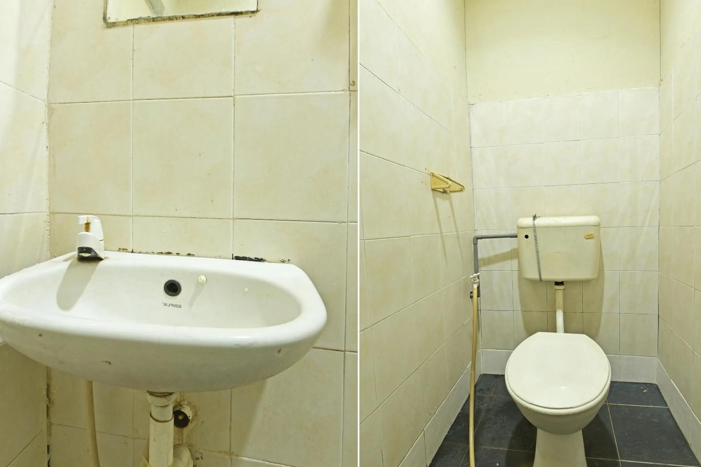 Bathroom in OYO 90794 Maple Hotel