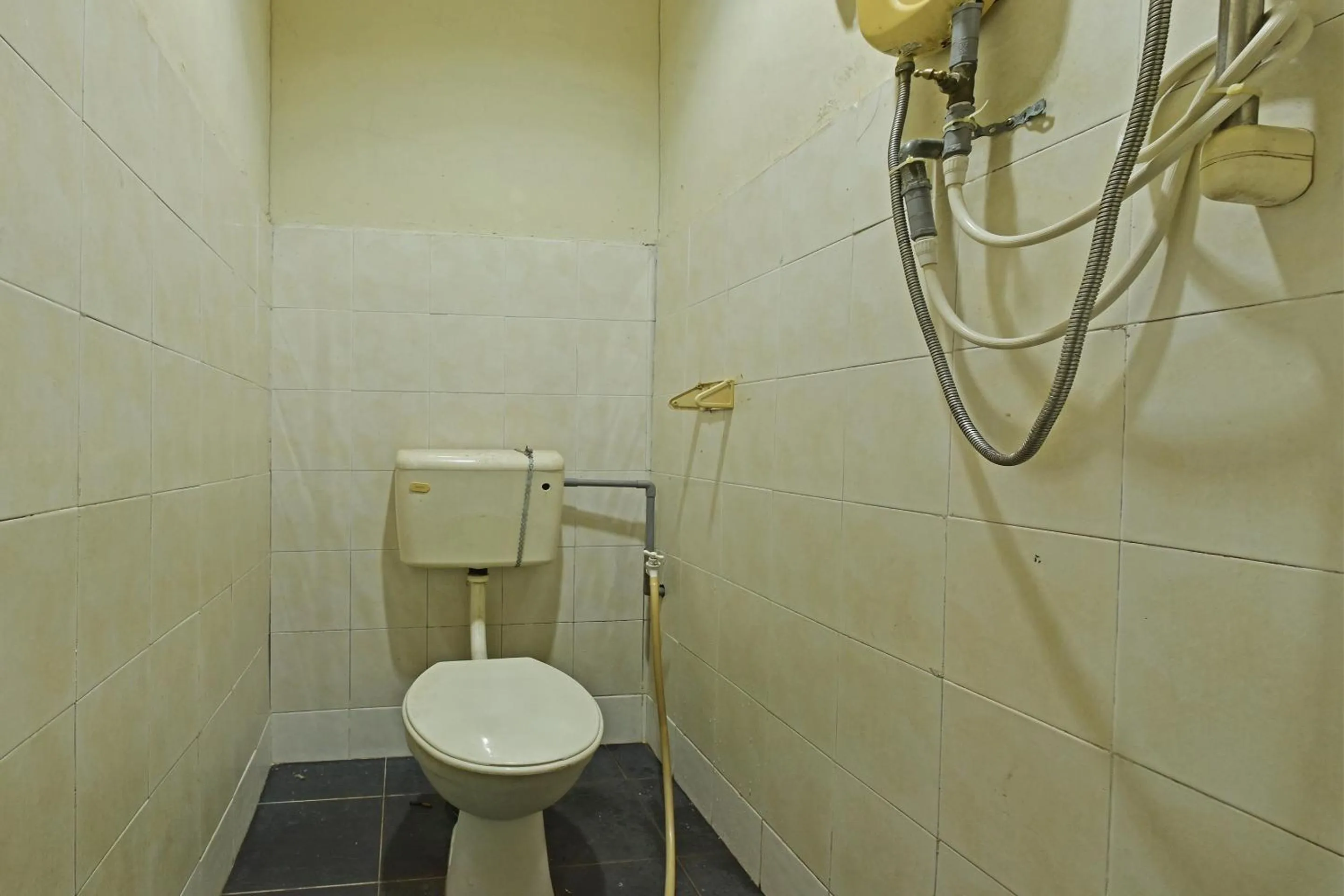 Bathroom in OYO 90794 Maple Hotel