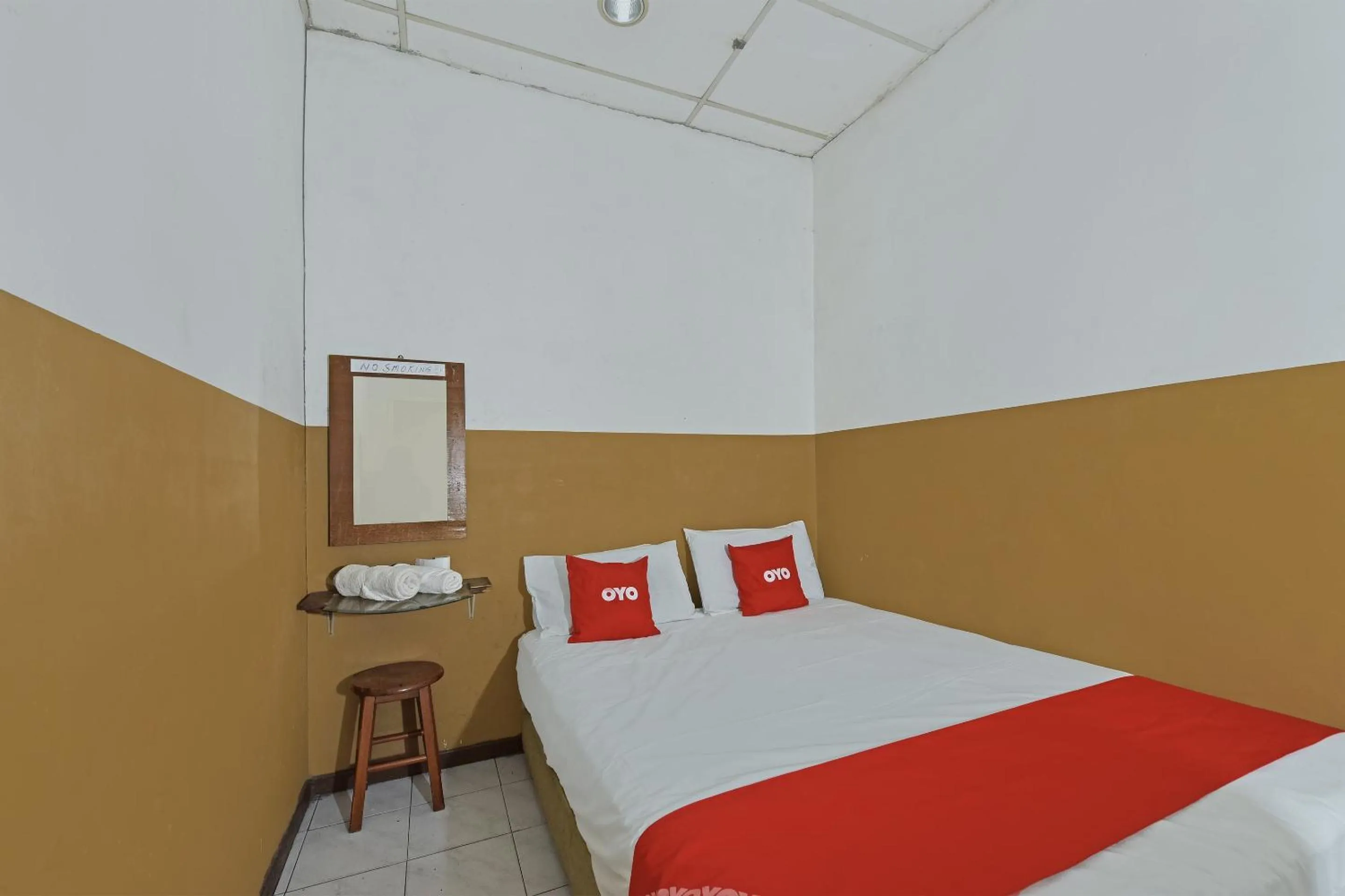 Bedroom in OYO 90794 Maple Hotel