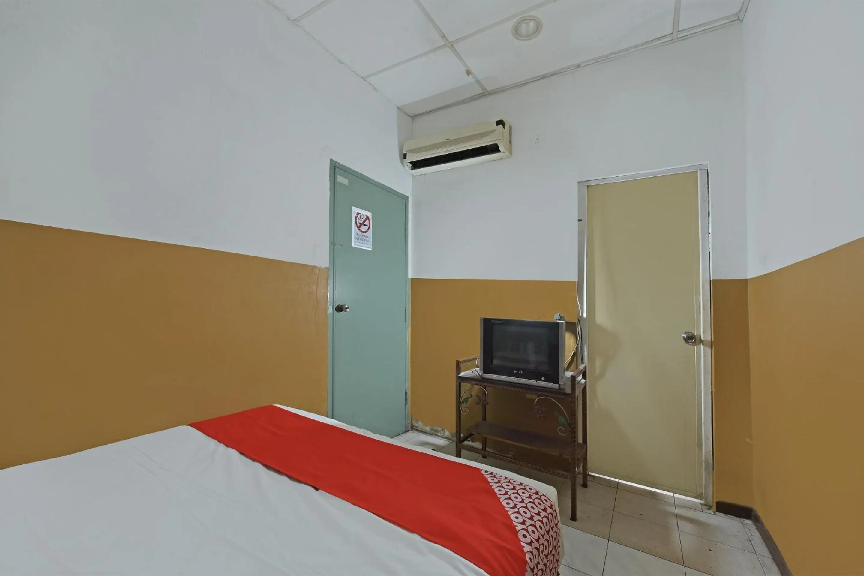 Bedroom in OYO 90794 Maple Hotel