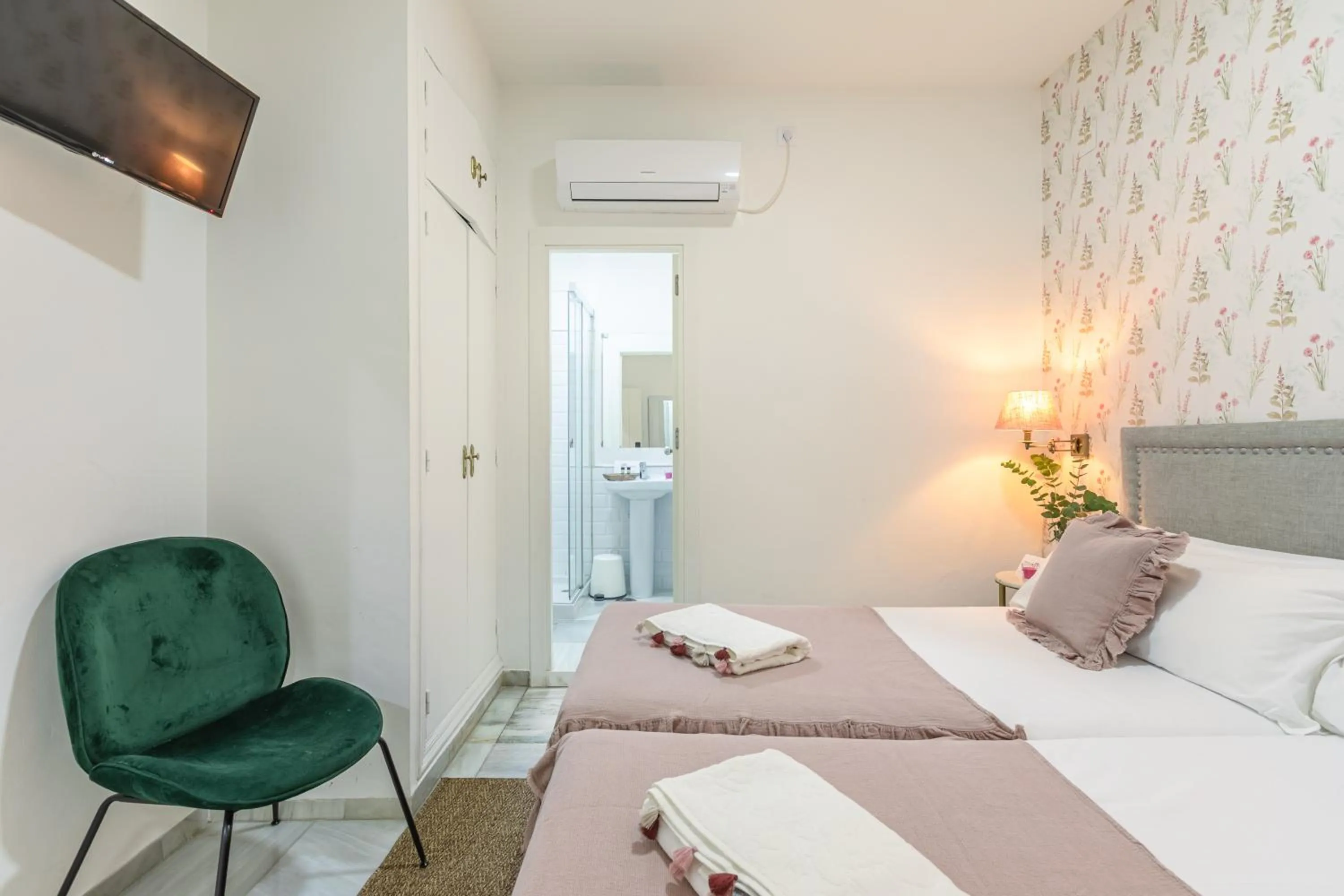 Photo of the whole room, Bed in nüa alameda