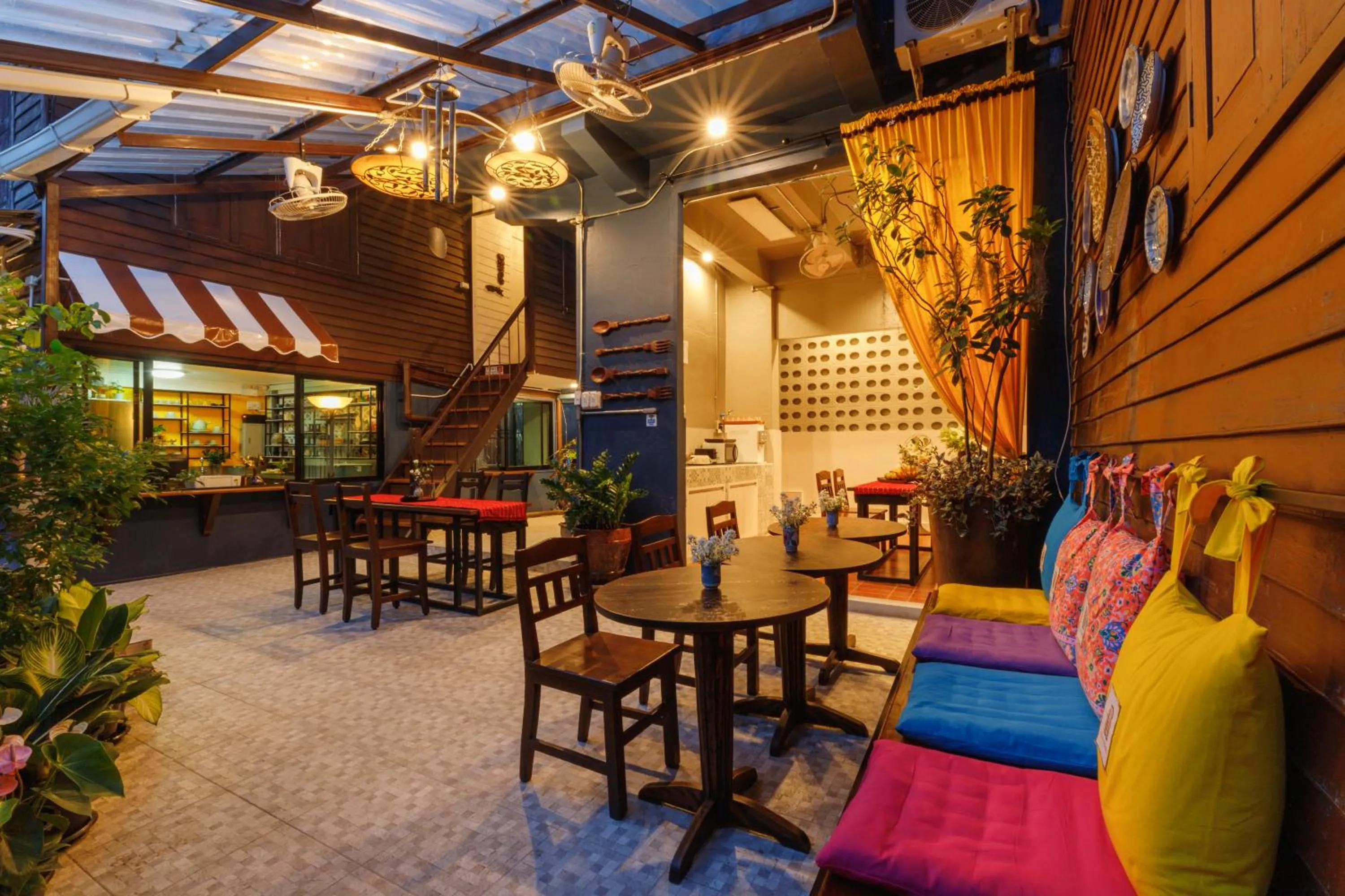 Restaurant/places to eat in ILILI House