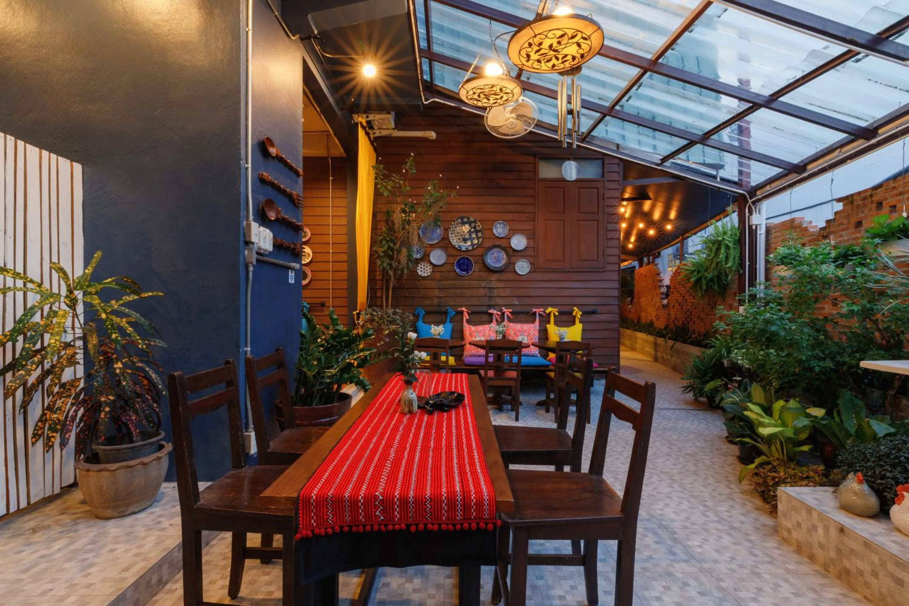 Restaurant/places to eat in ILILI House