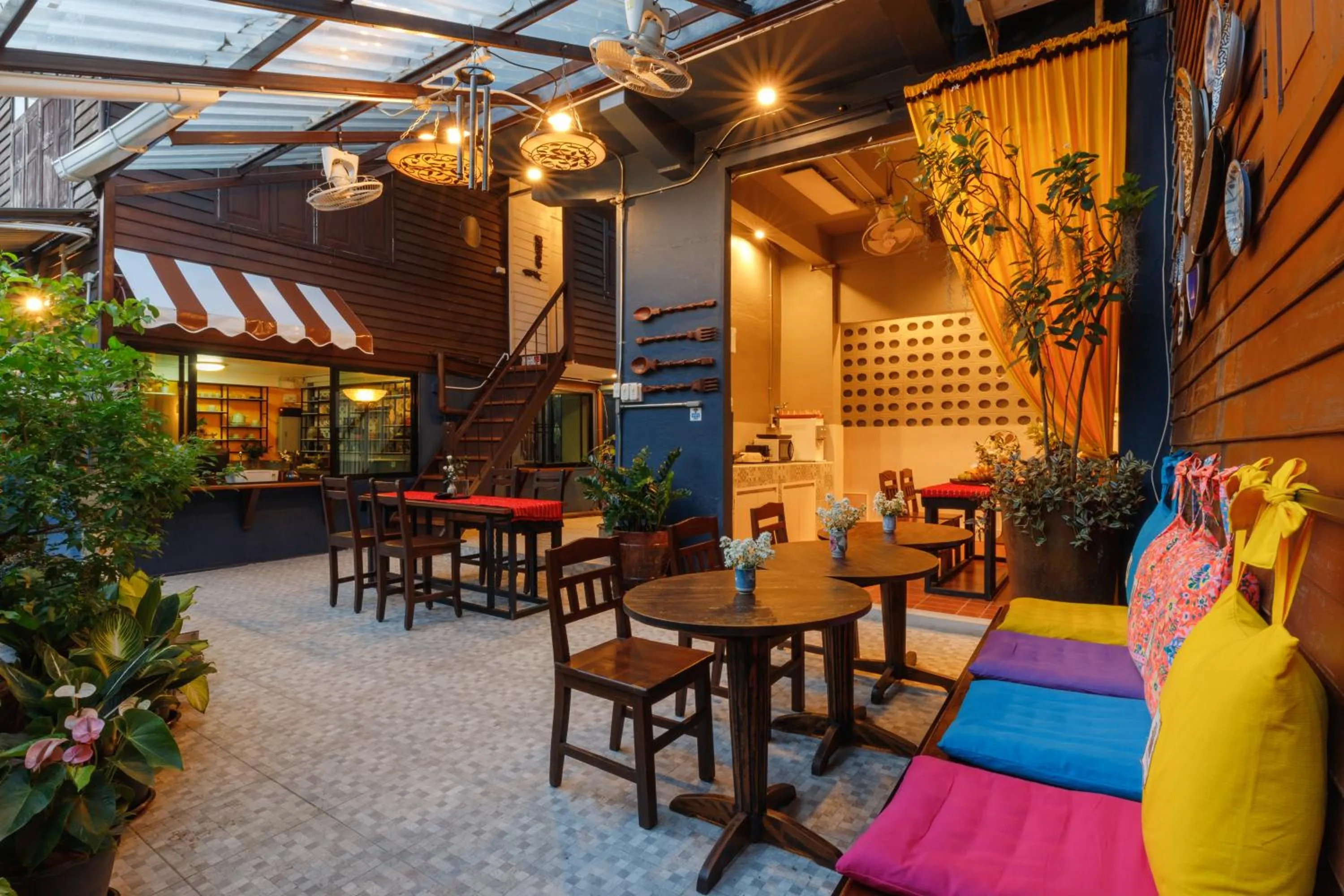 Restaurant/places to eat in ILILI House