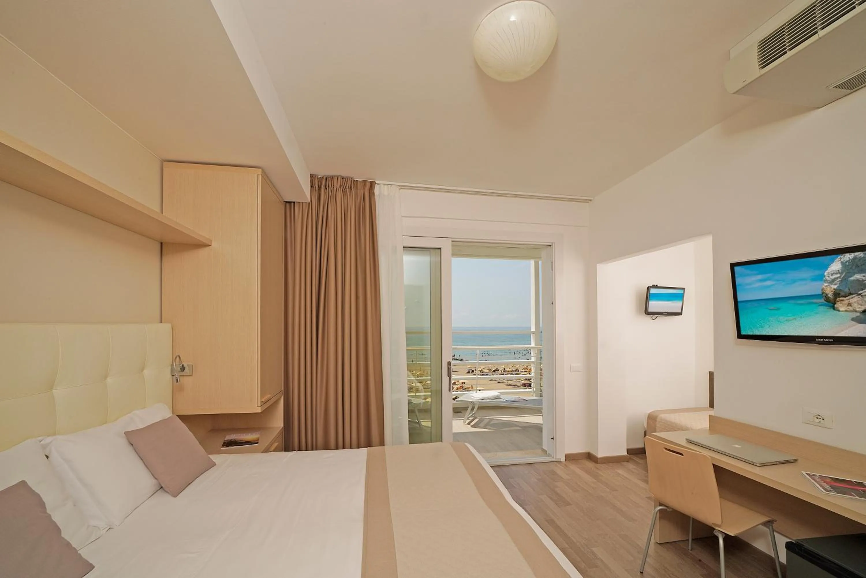 Bed in Hotel Strand a frontemare