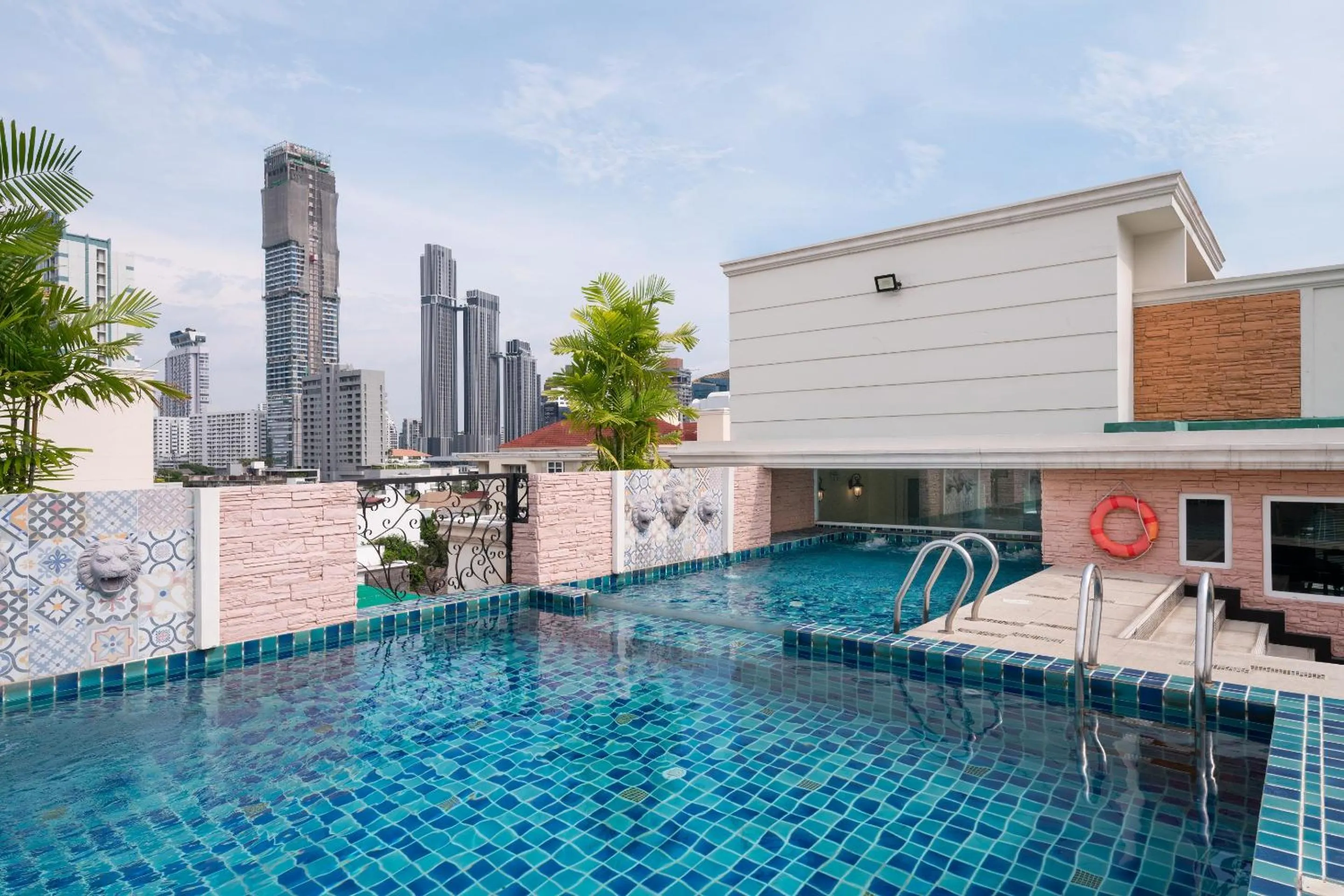 Swimming pool in Syama Hana Executive Apartments Thonglor