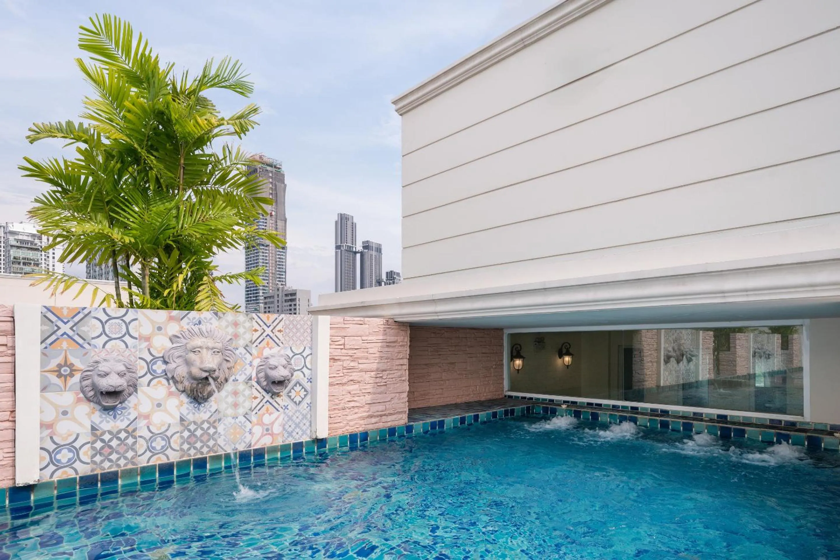 Swimming pool in Syama Hana Executive Apartments Thonglor