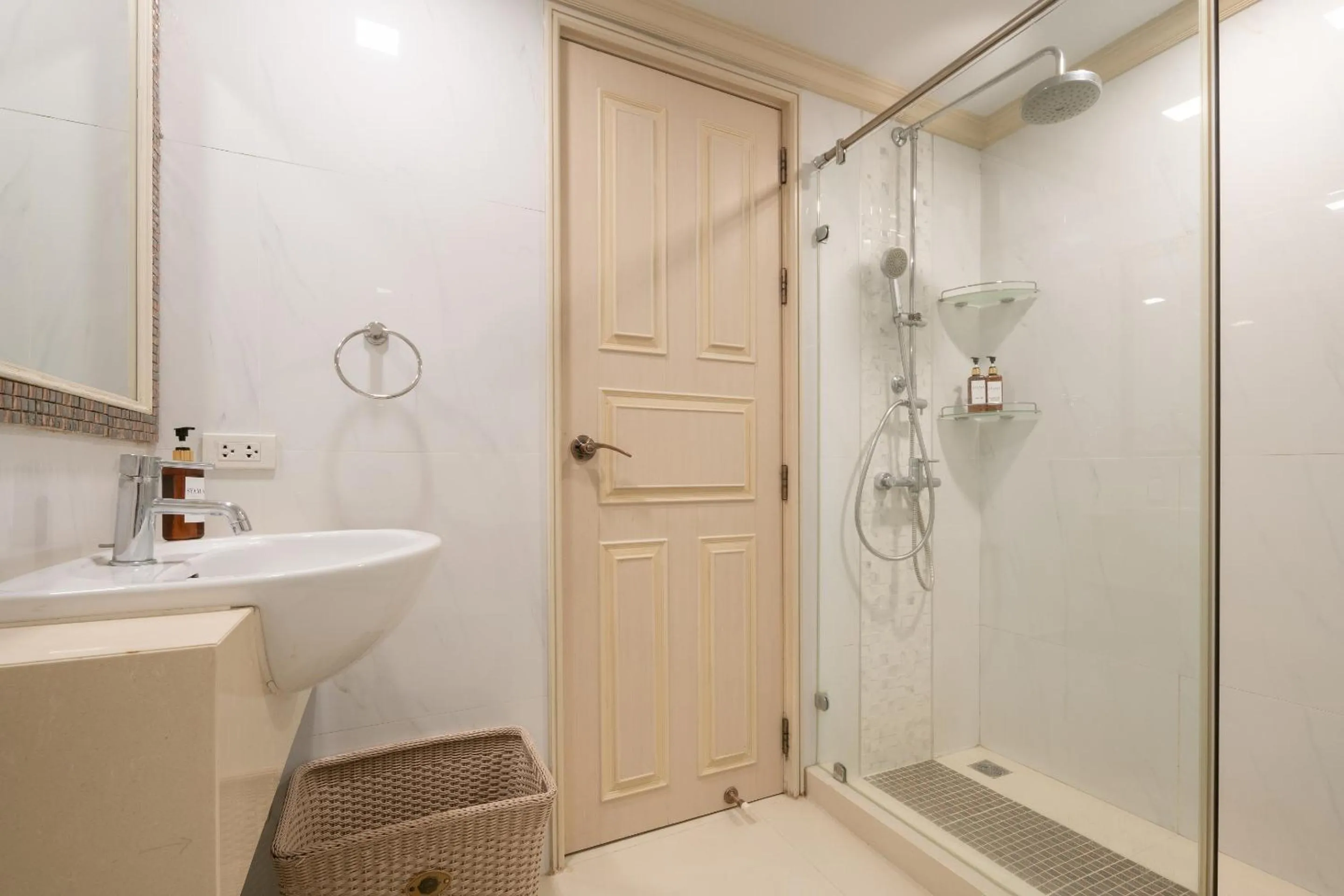 Shower in Syama Hana Executive Apartments Thonglor