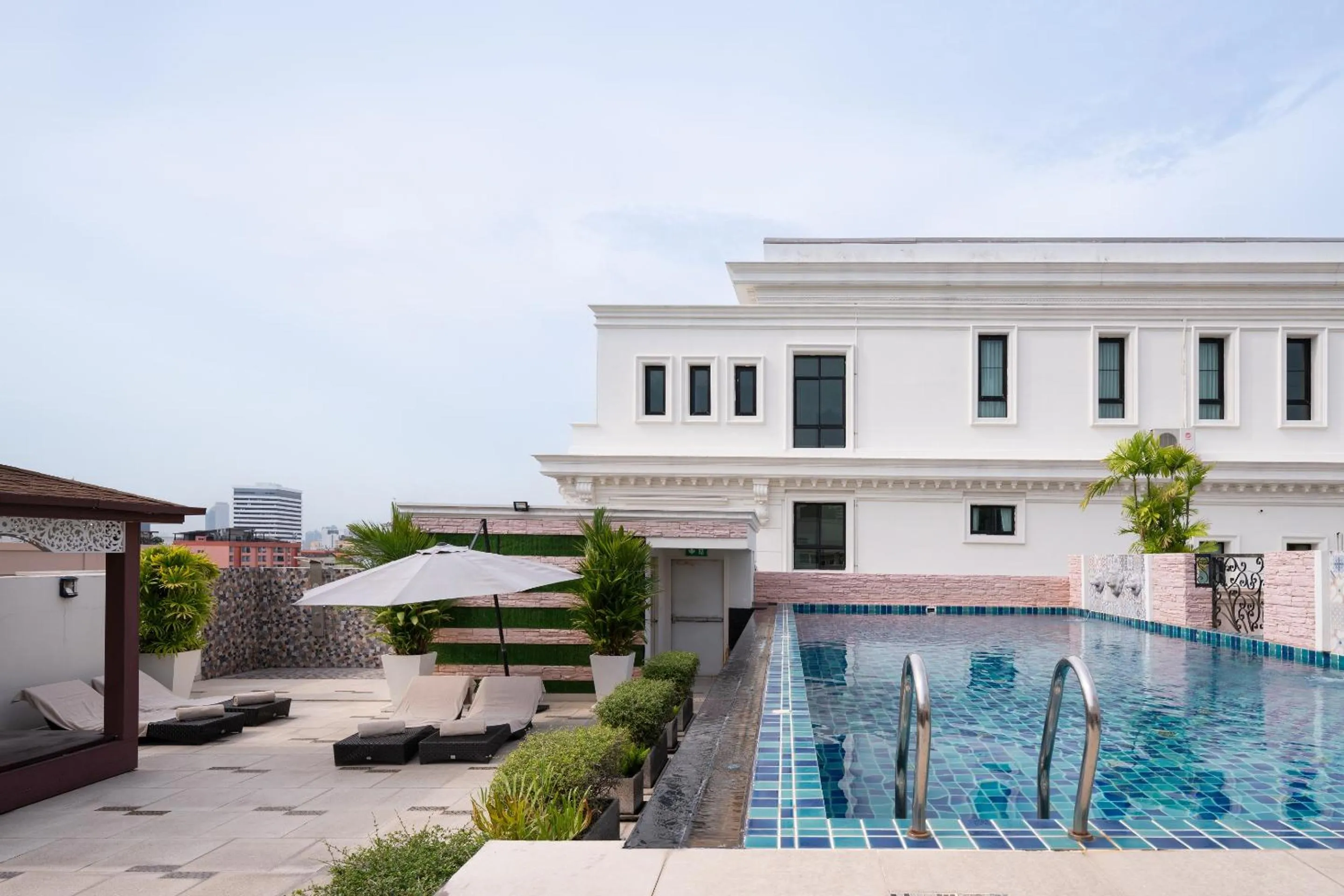 Swimming pool in Syama Hana Executive Apartments Thonglor