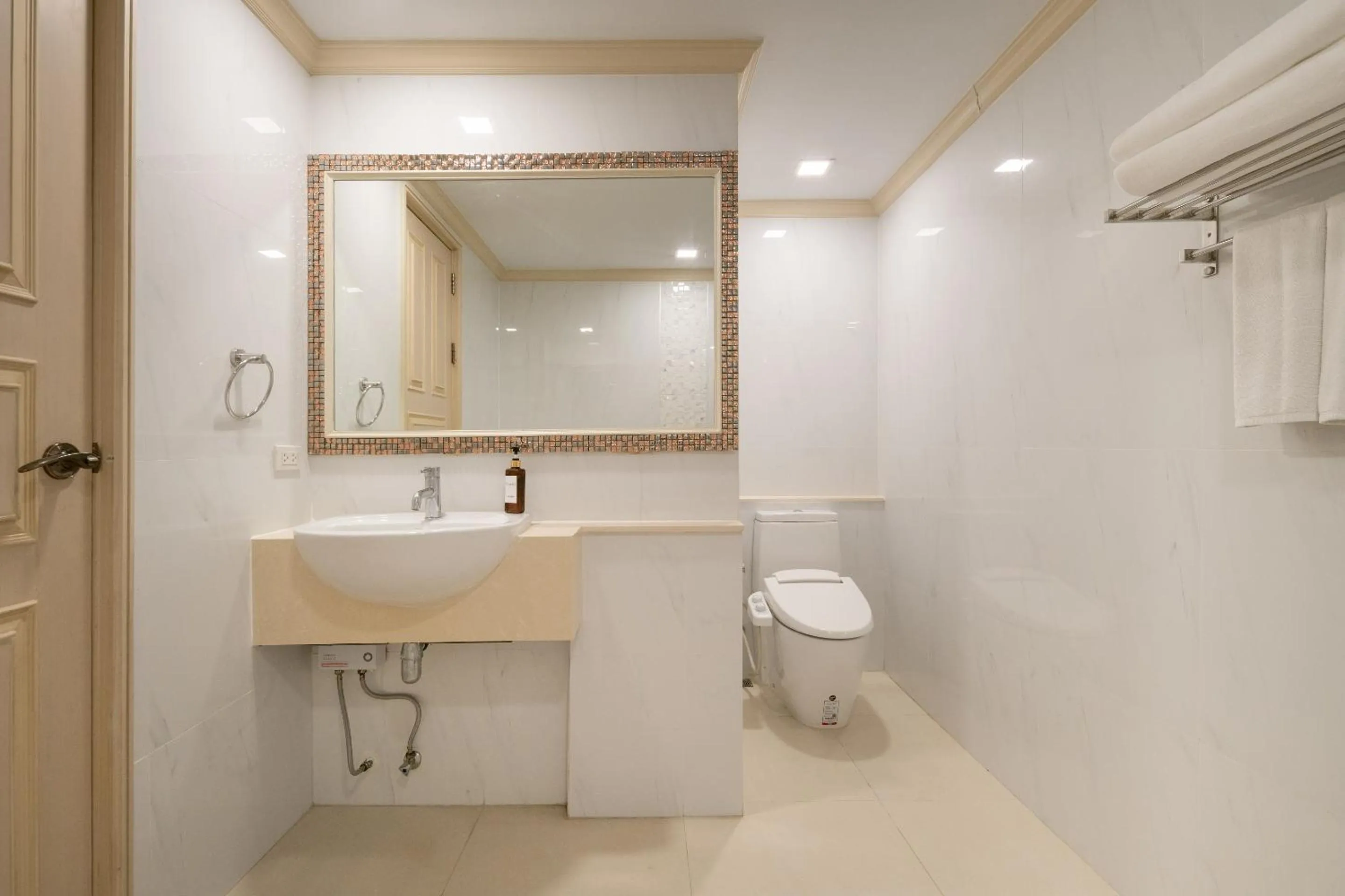 Shower in Syama Hana Executive Apartments Thonglor