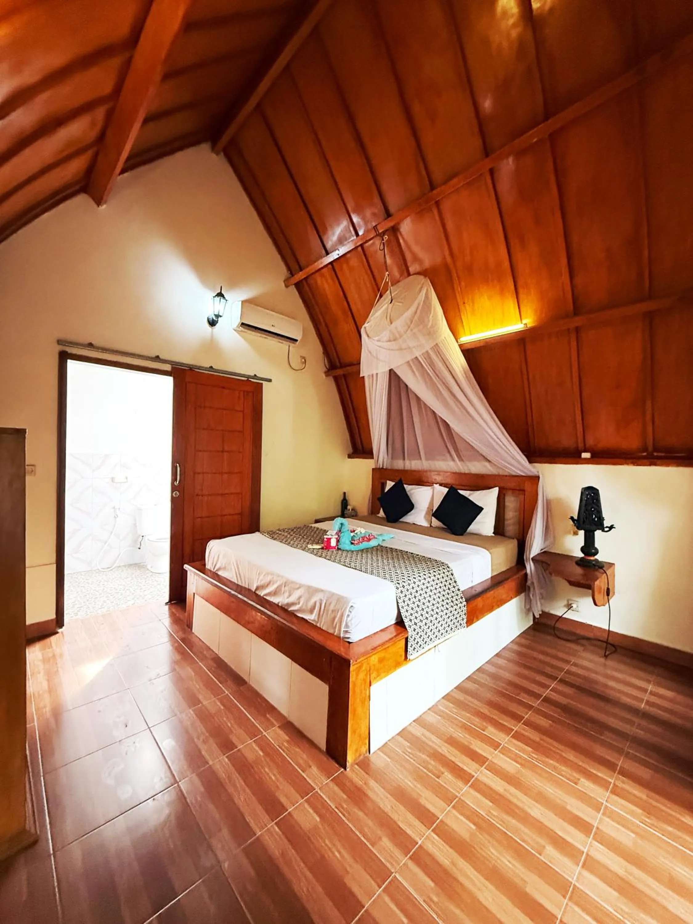 Photo of the whole room, Bed in Florine's Garden