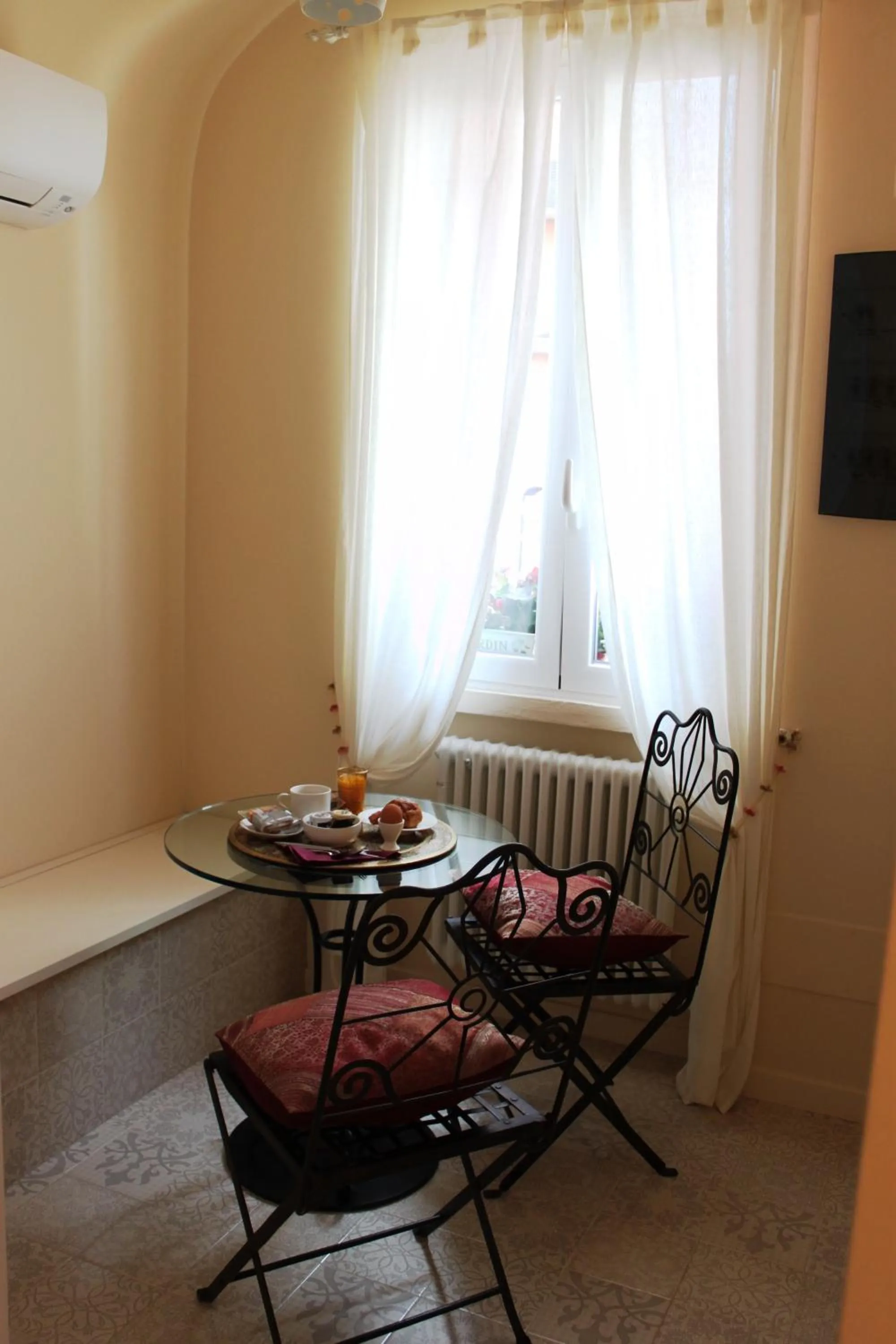 Seating area in Abracadabra Tortona