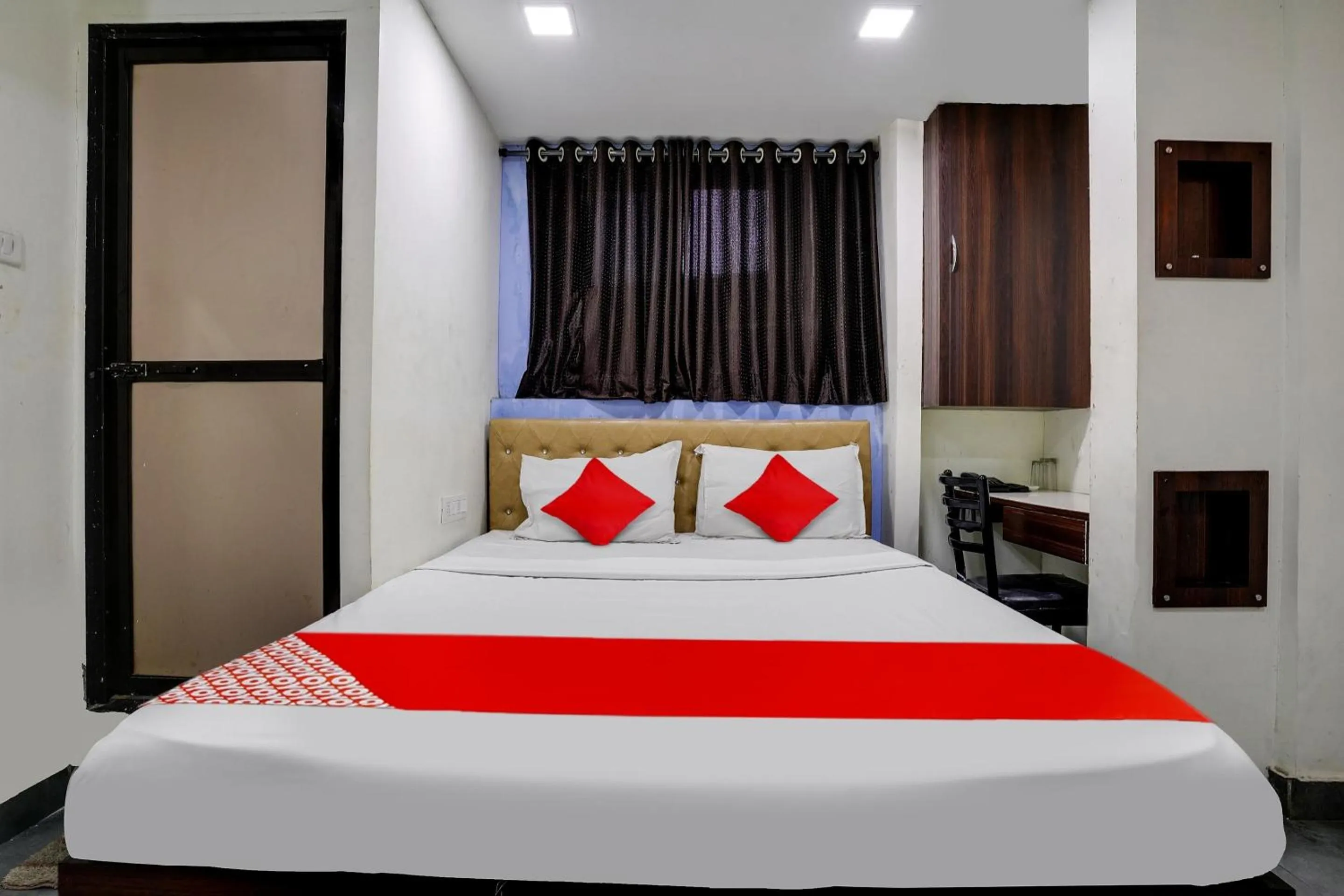 Bedroom, Bed in Hotel O Ashwi