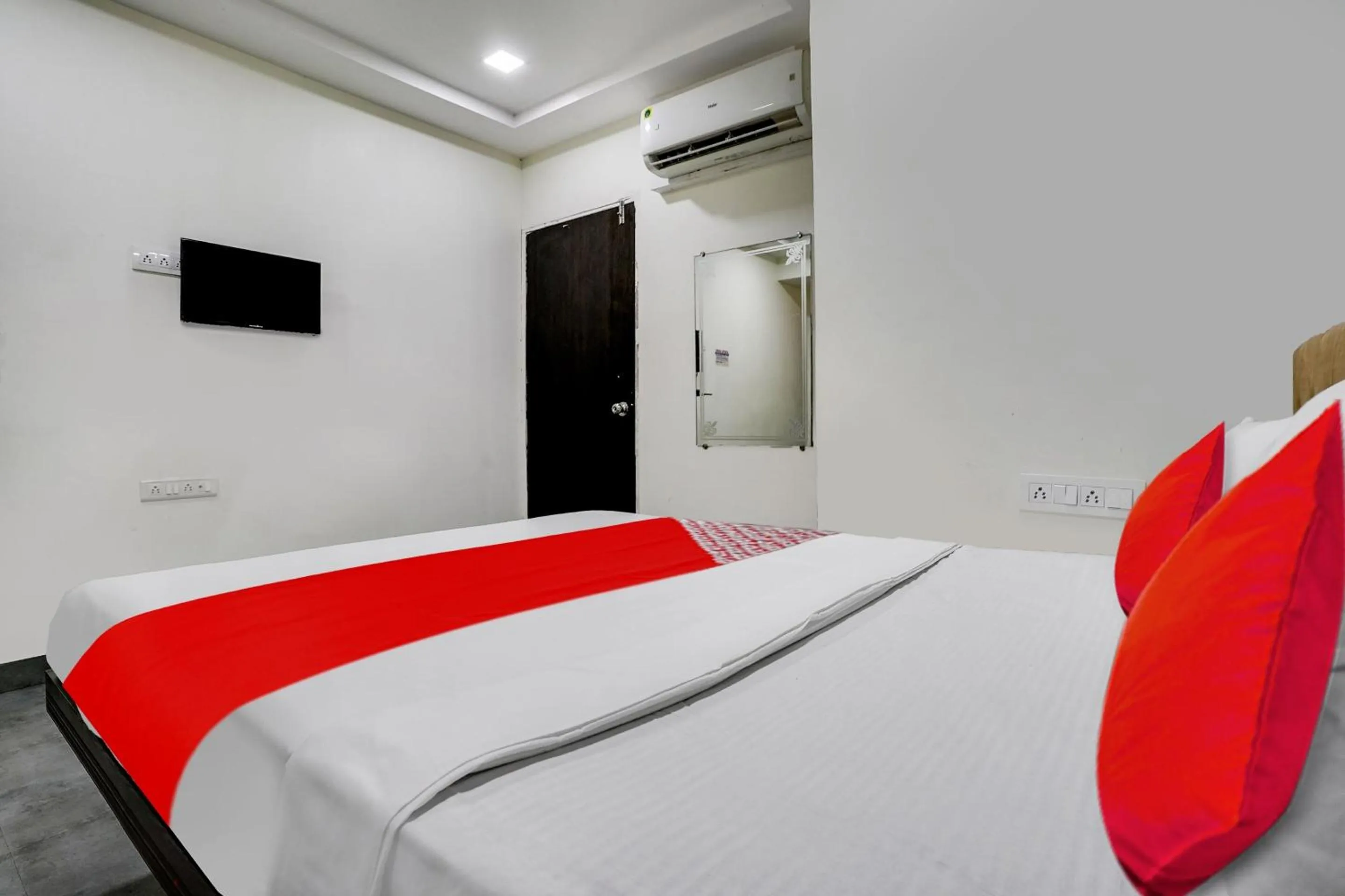 Bedroom, Bed in Hotel O Ashwi