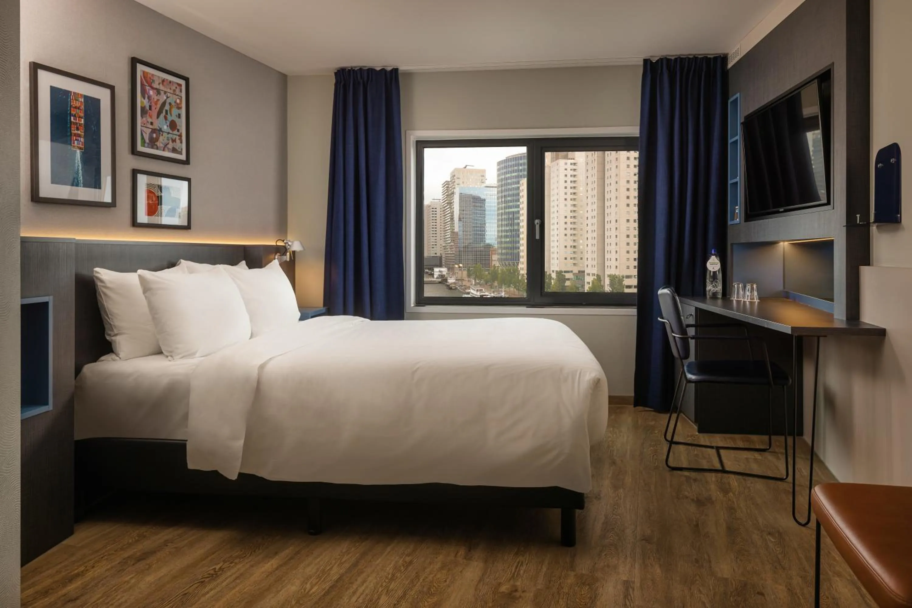 Bedroom, Bed in DoubleTree by Hilton Rotterdam Centre