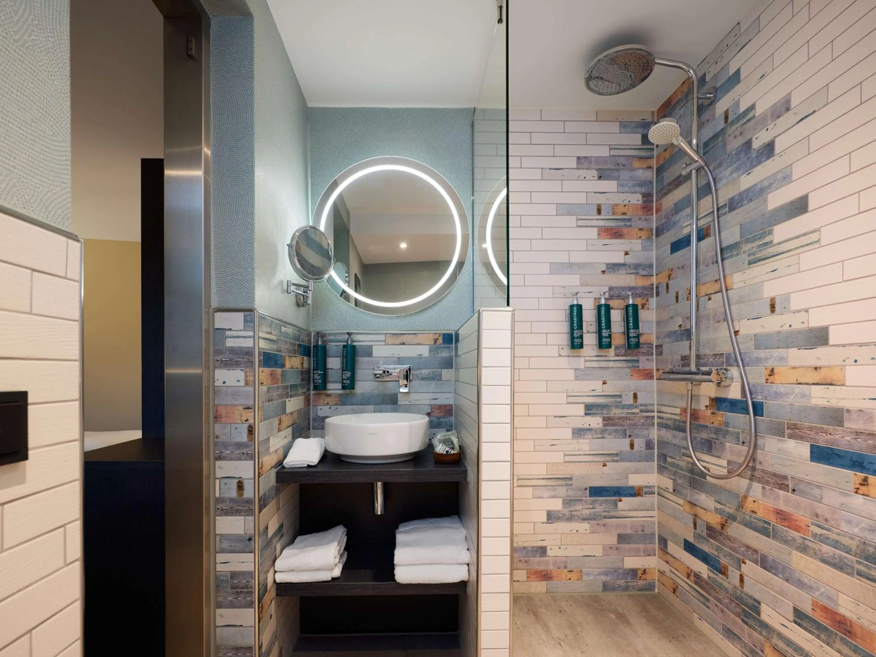 Shower in Inntel Hotels Rotterdam Centre