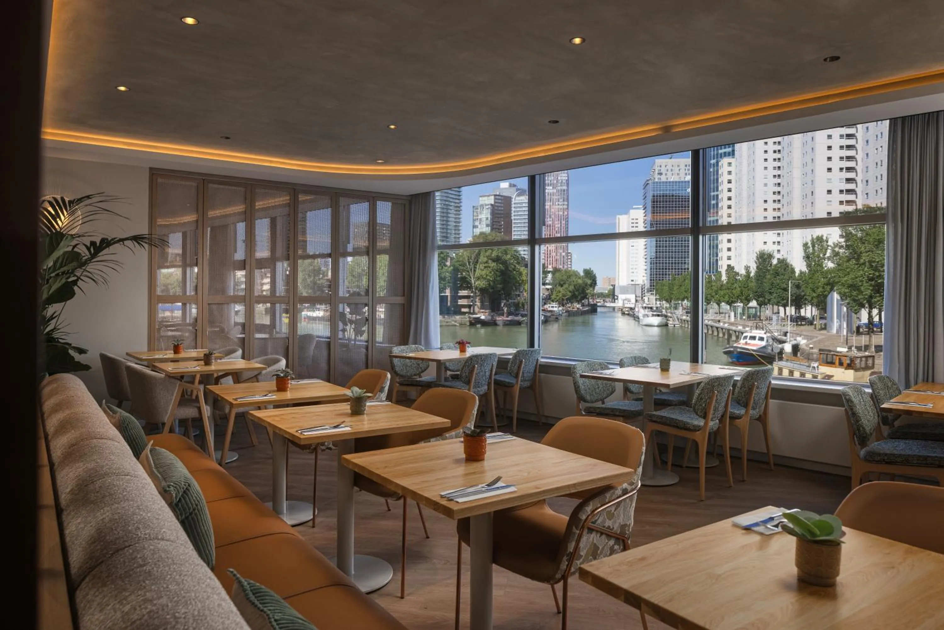Restaurant/places to eat in DoubleTree by Hilton Rotterdam Centre