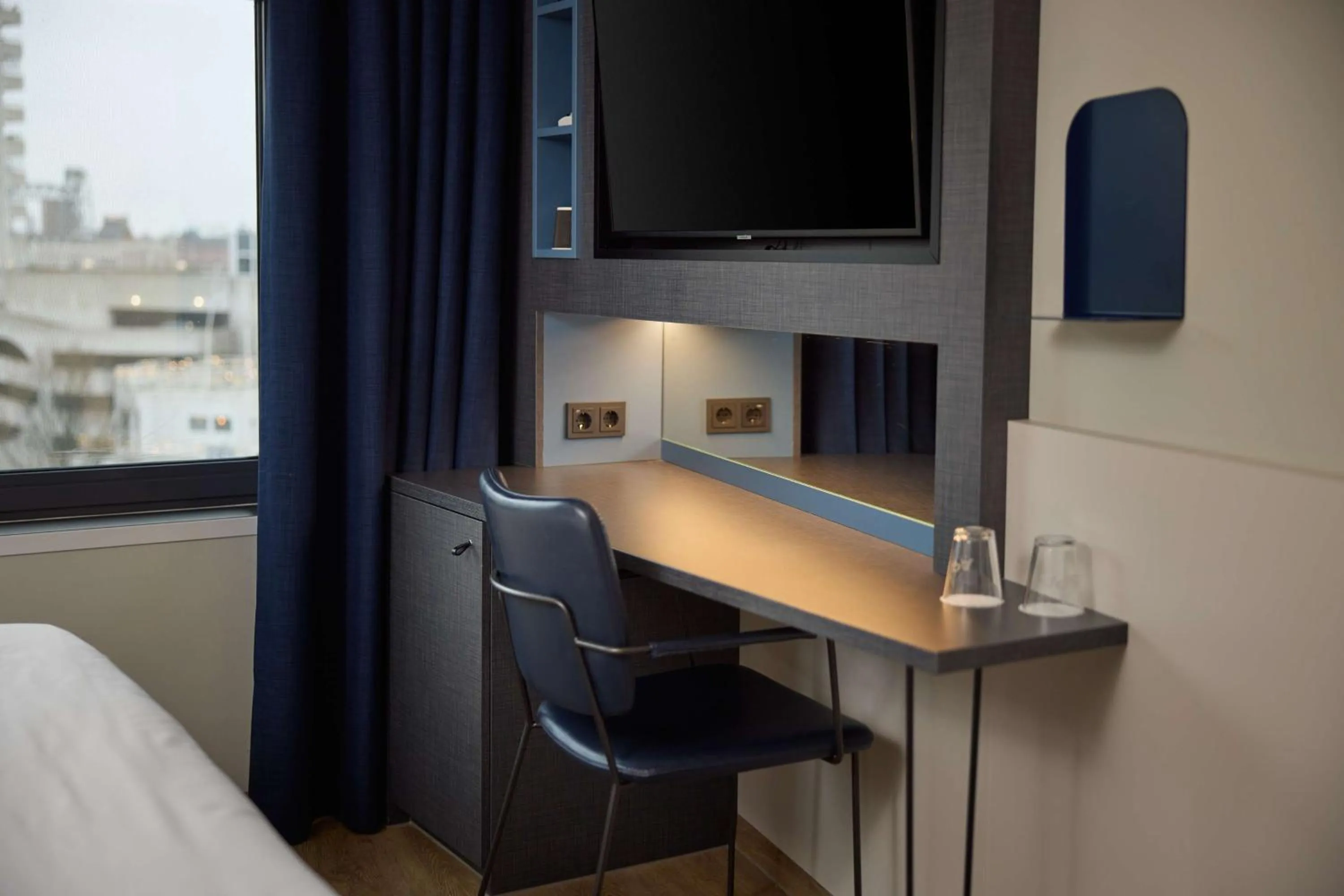 Bedroom in Inntel Hotels Rotterdam Centre