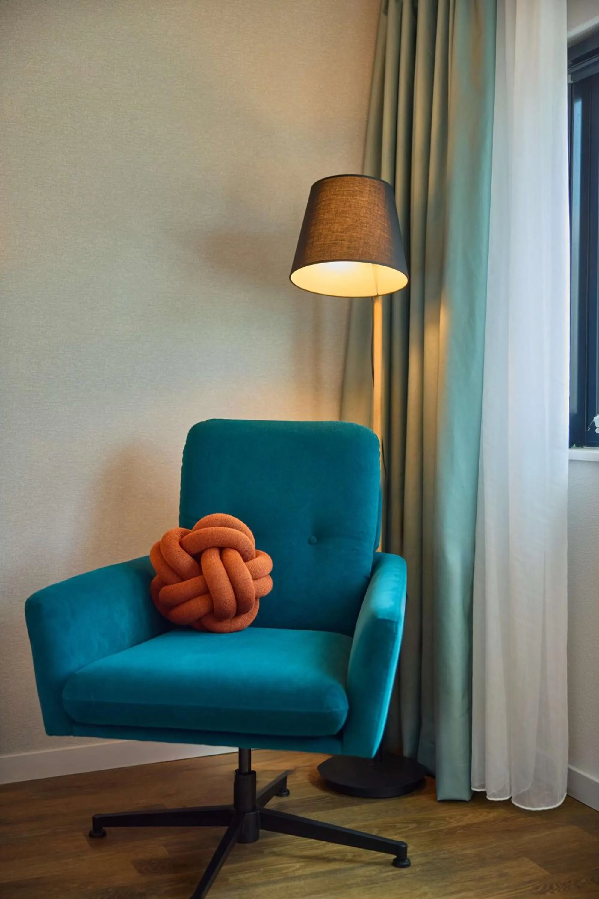 Living room in DoubleTree by Hilton Rotterdam Centre