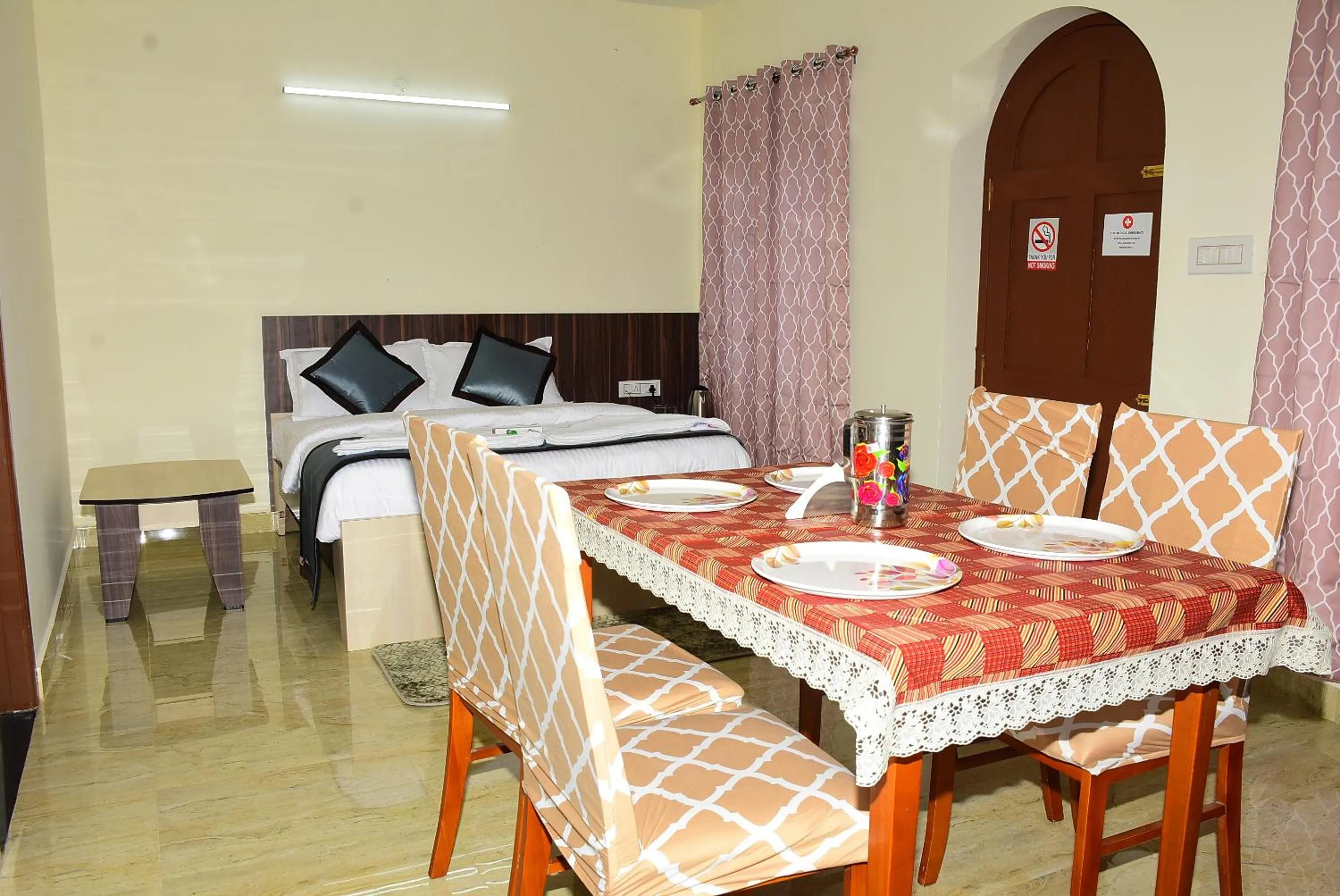Dining area, Bed in Amity Inn