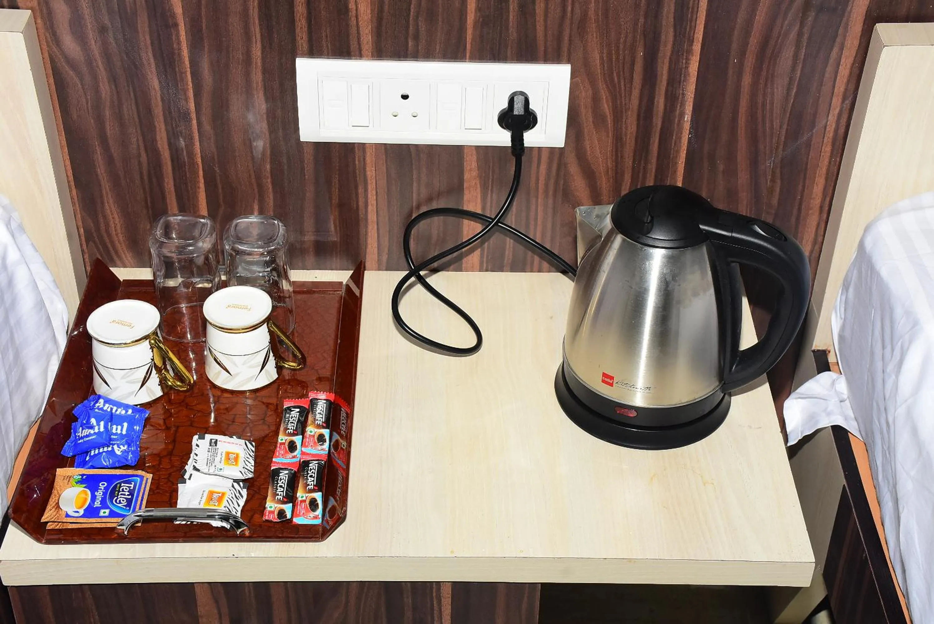 Coffee/tea facilities in Amity Inn