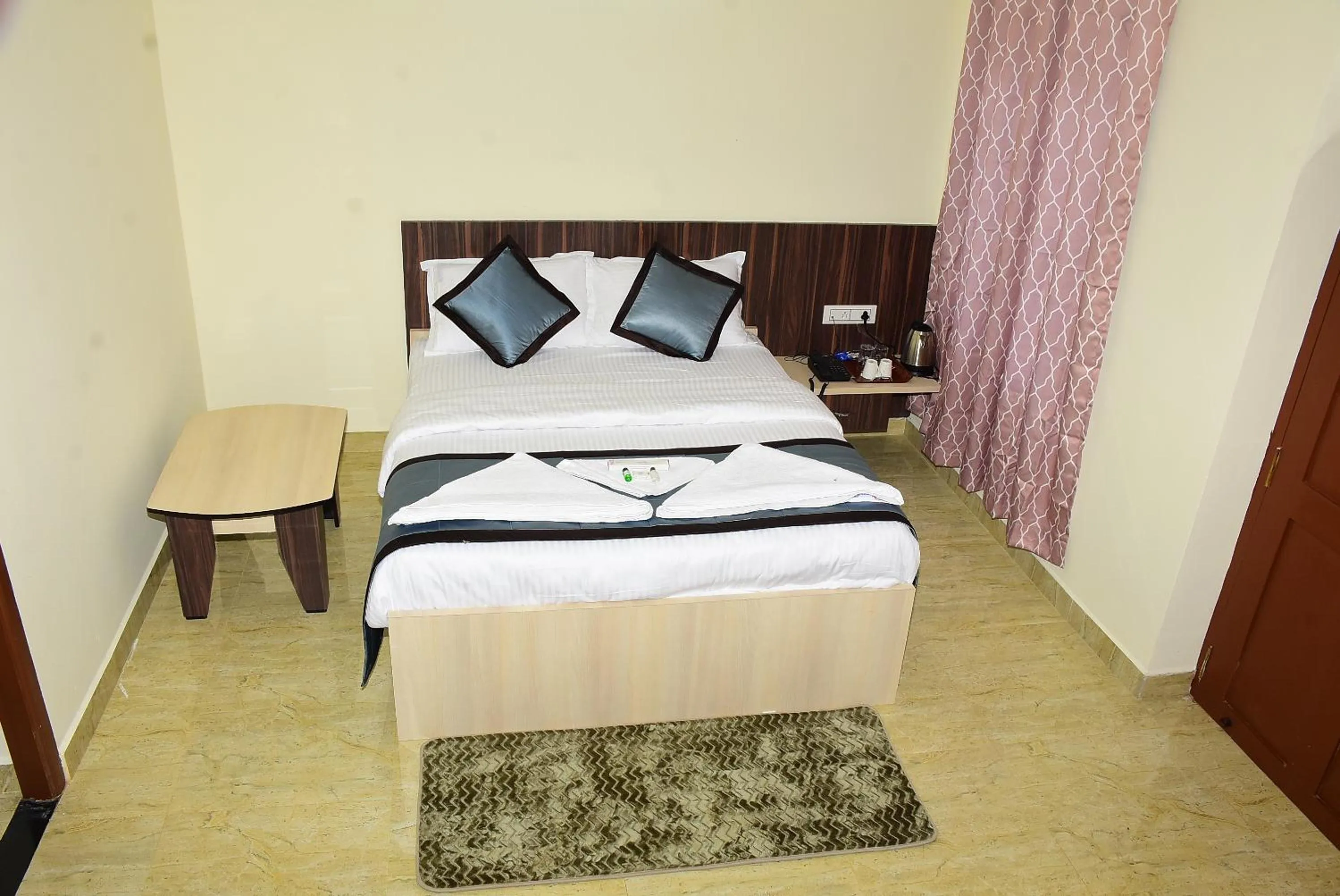 Bedroom, Bed in Amity Inn