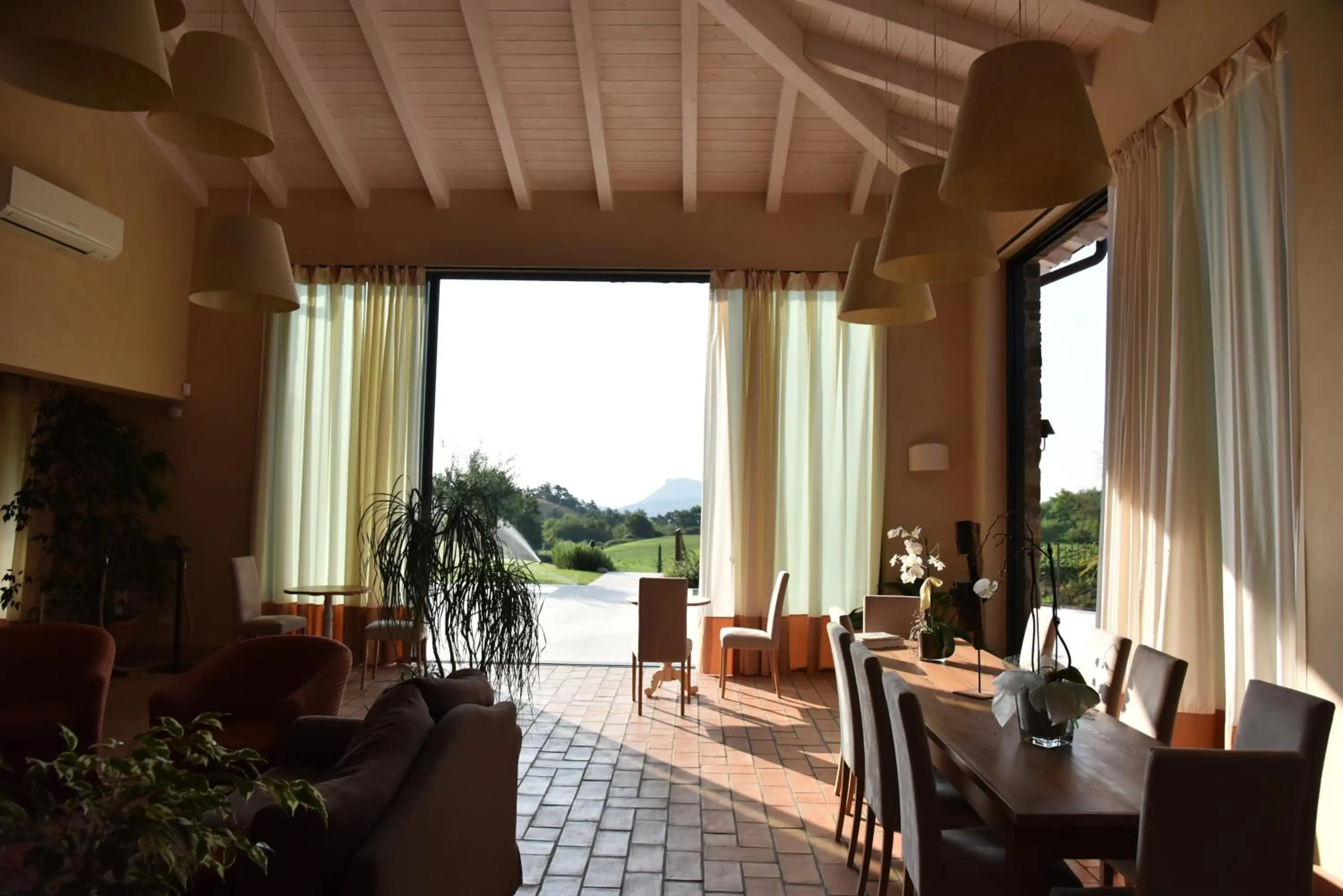 Communal lounge/ TV room in Relais Rossar Boutique Hotel Garda & Hills