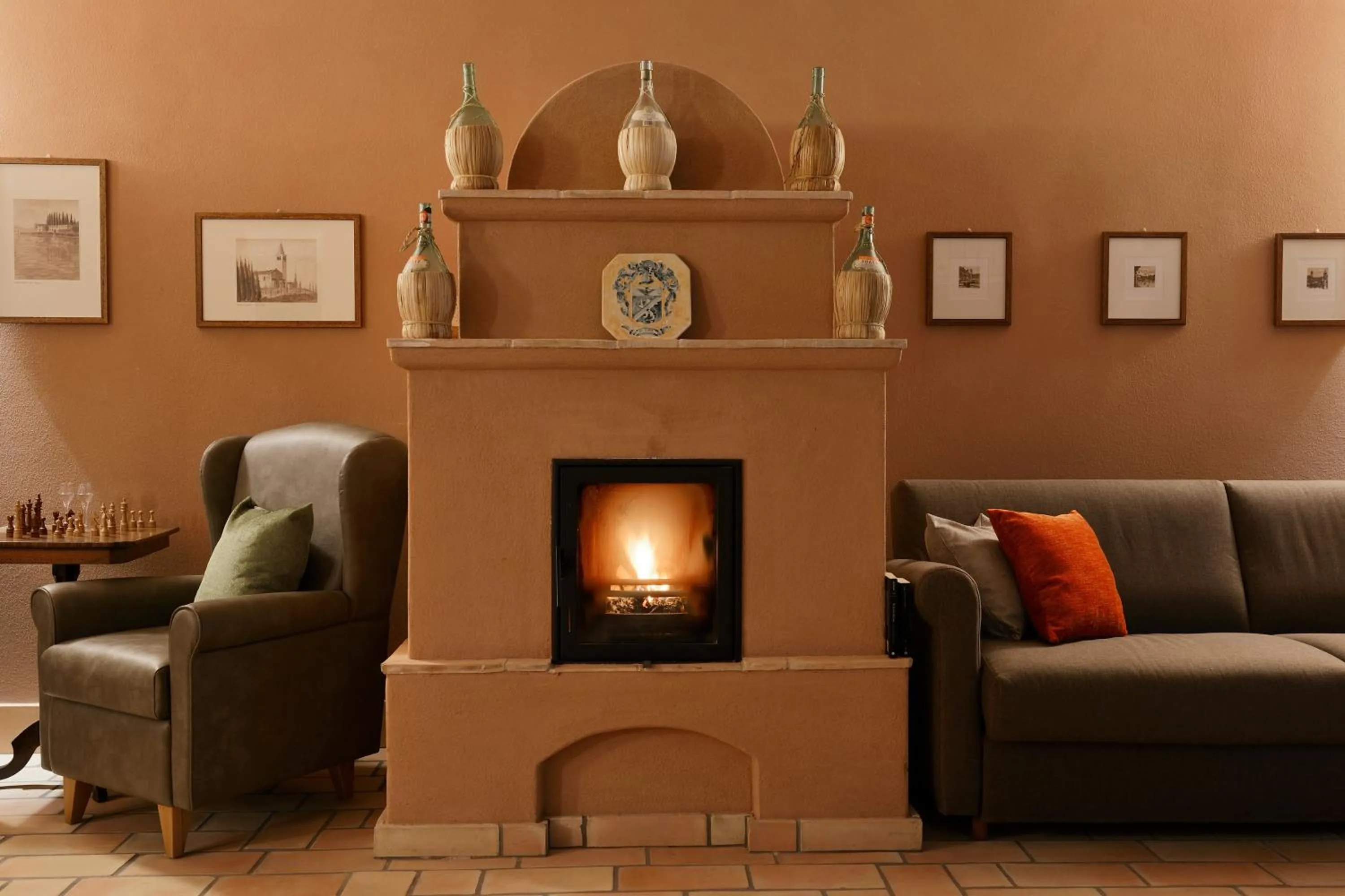 Communal lounge/ TV room in Relais Rossar Boutique Hotel Garda & Hills