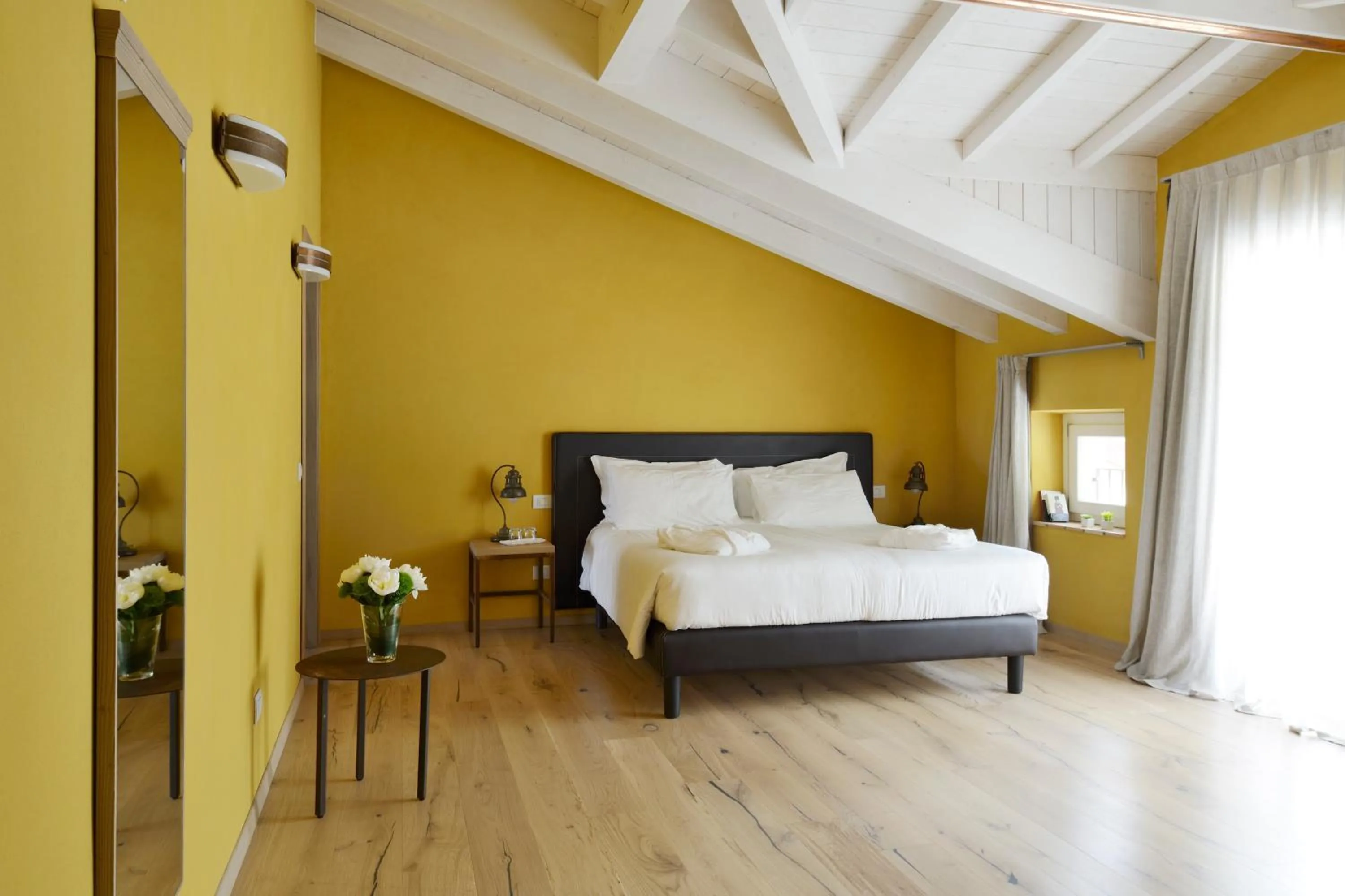 Photo of the whole room, Bed in Relais Rossar Boutique Hotel Garda & Hills