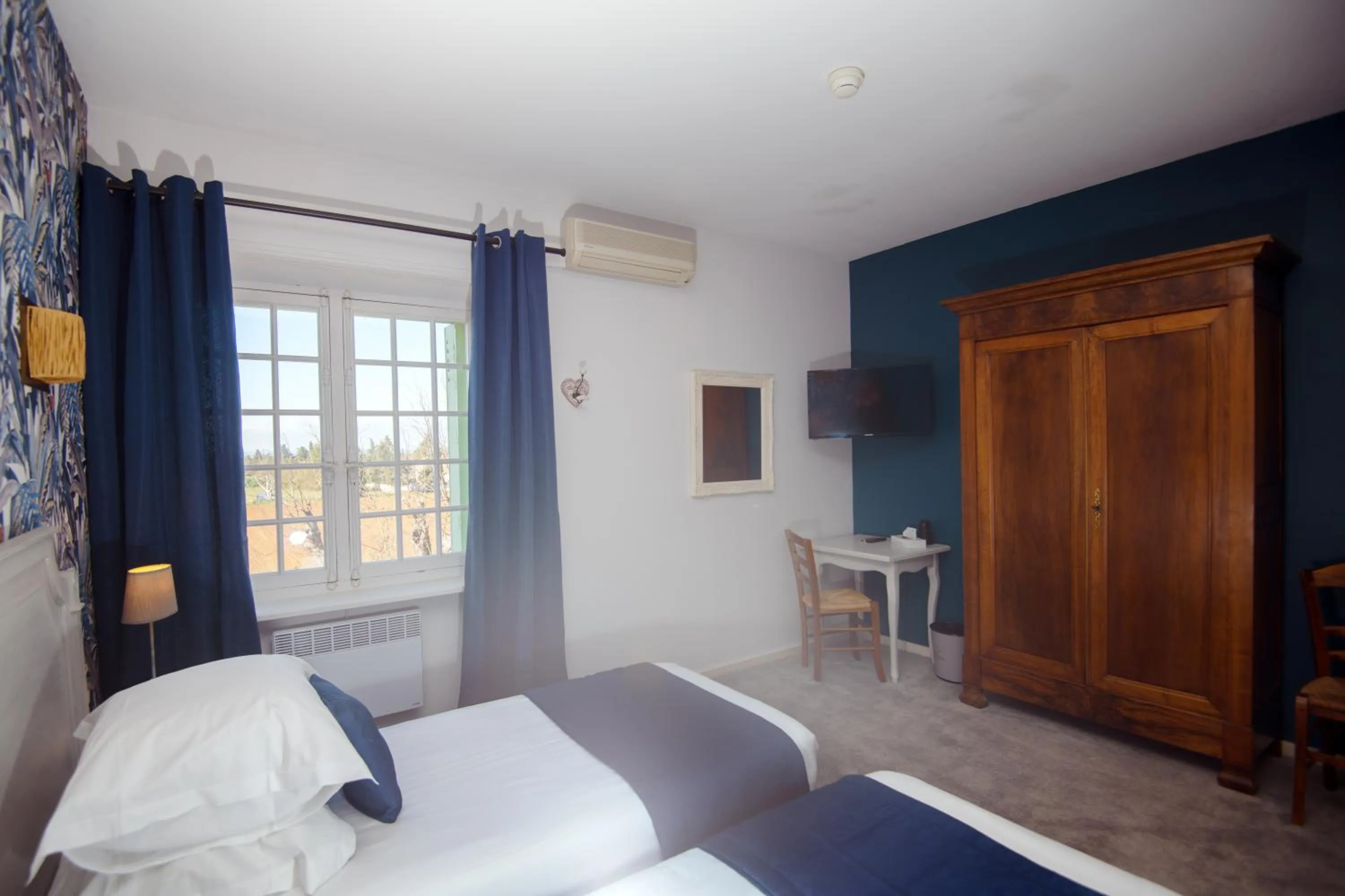 Bed in Demeures et Châteaux Hôtel L'Hermitage