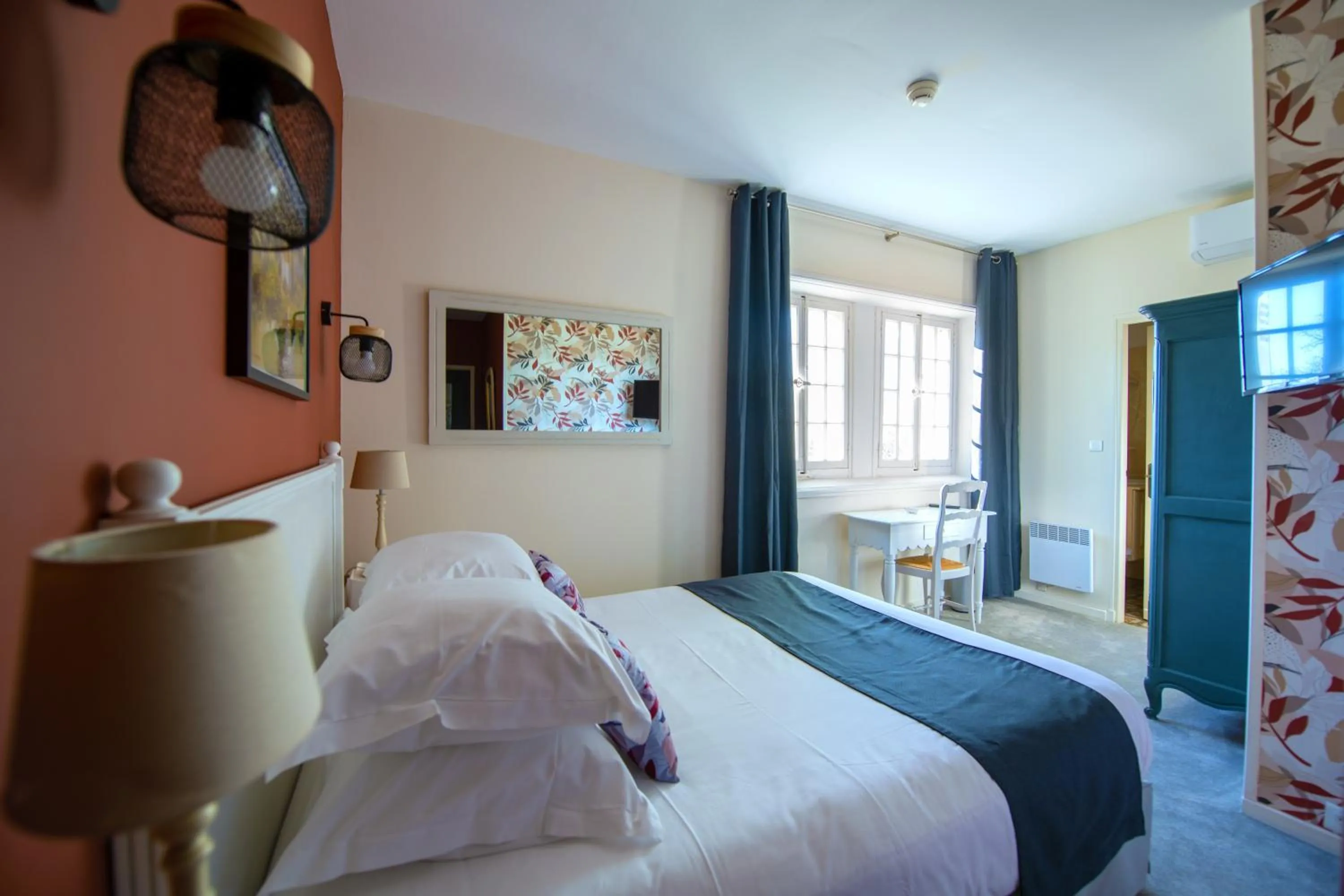 Bed in Demeures et Châteaux Hôtel L'Hermitage