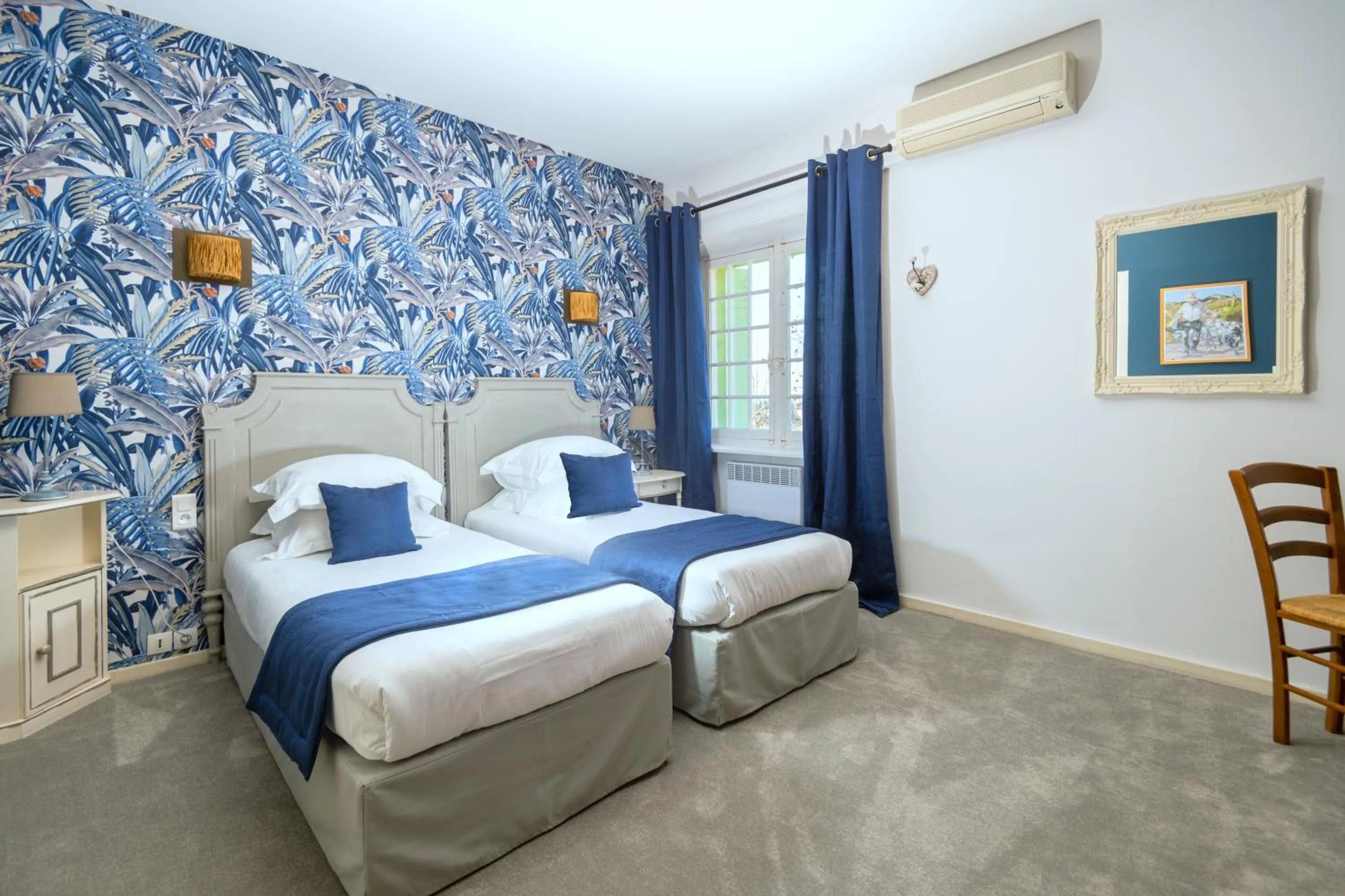 Photo of the whole room, Bed in Demeures et Châteaux Hôtel L'Hermitage